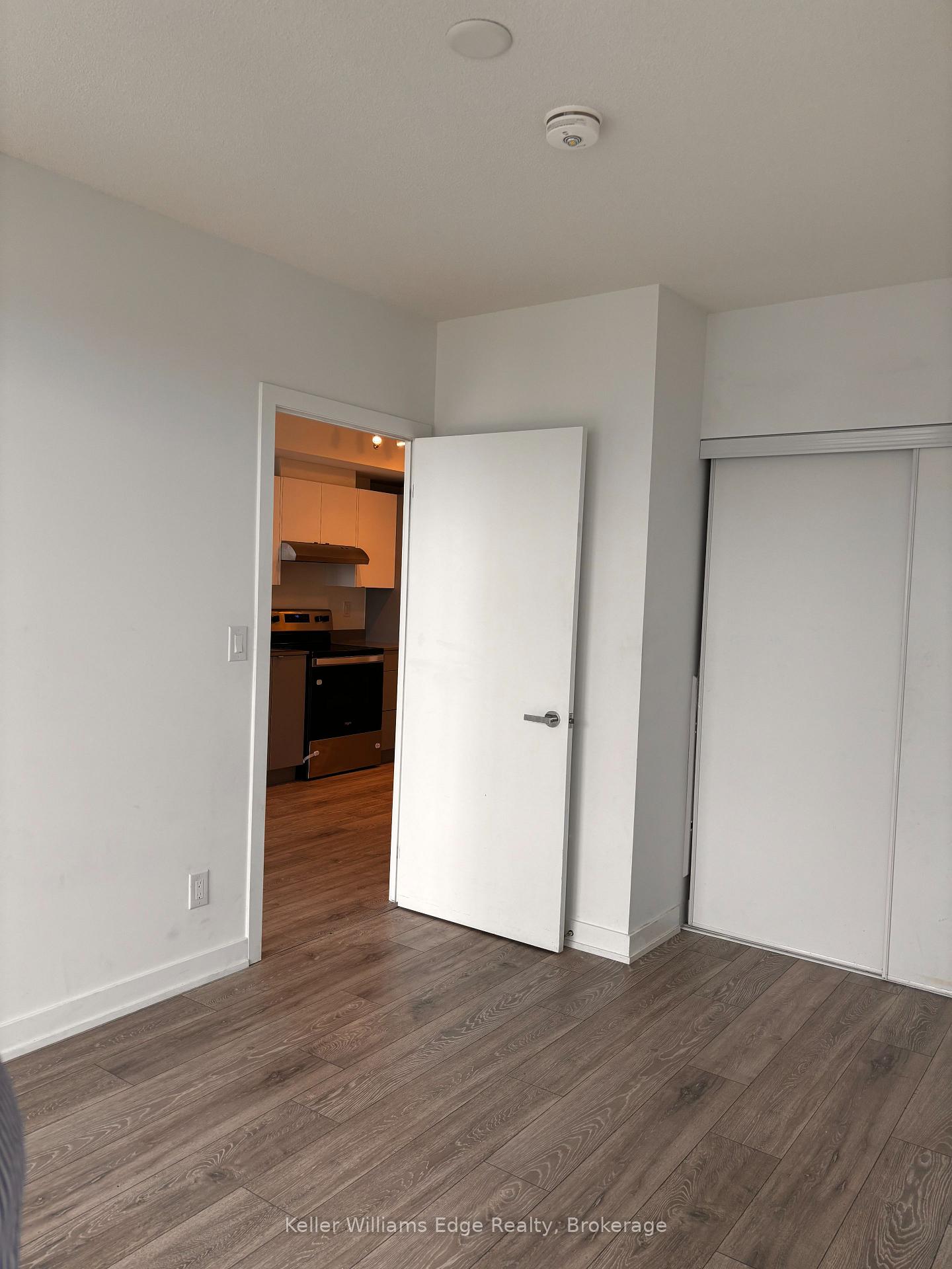 Photo 5 of Unit 9, 3200 Dakota Common, Burlington, Alton — HOMEH