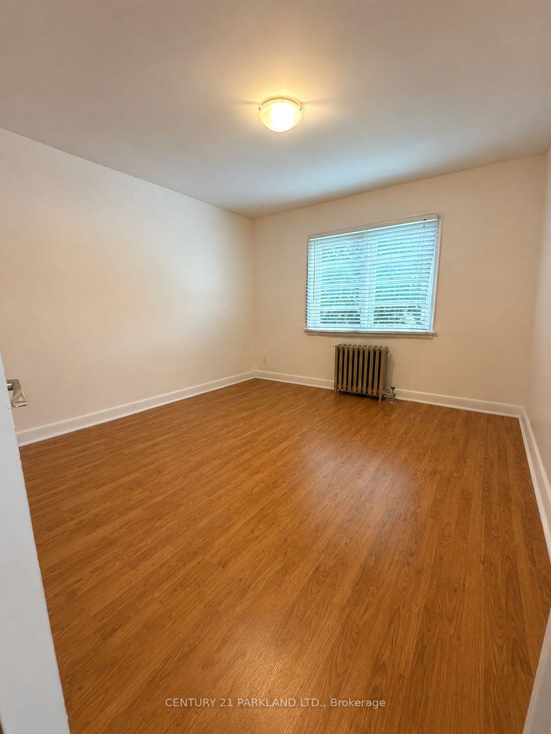 Photo 5 of 462 Midland Avenue, Scarborough, Birchcliffe-Cliffside — HOMEH