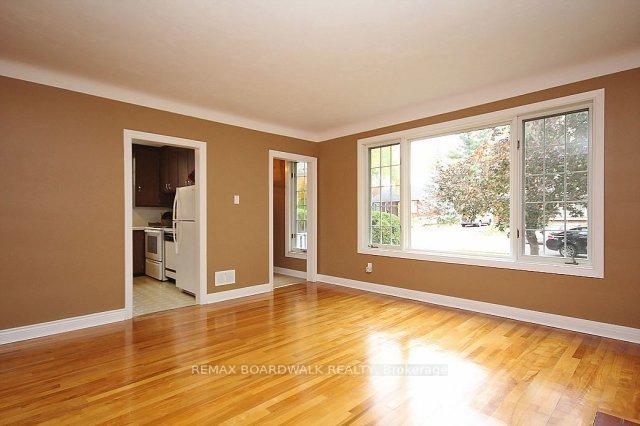 Photo 3 of 209 Knox Crescent, Ottawa, Riverview Park — HOMEH