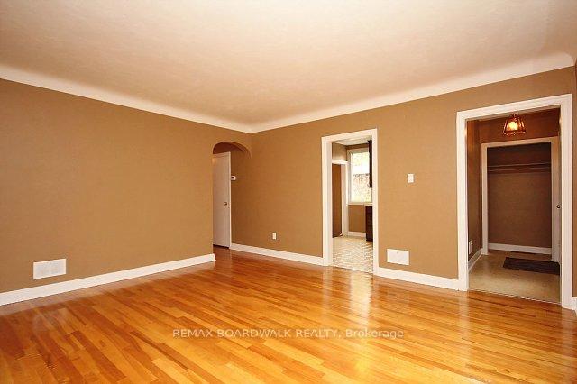 Photo 4 of 209 Knox Crescent, Ottawa, Riverview Park — HOMEH