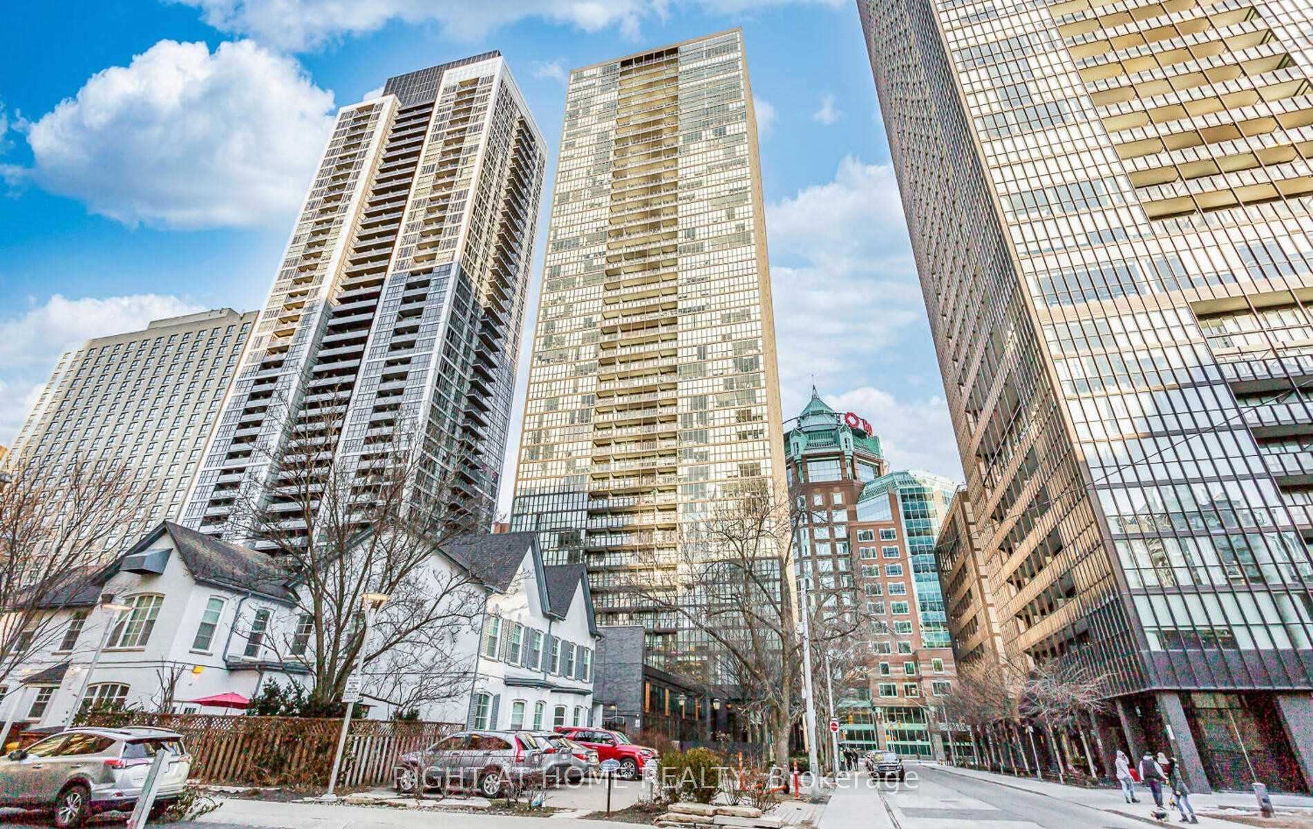 Front of Unit 1702, 110 Charles Street E