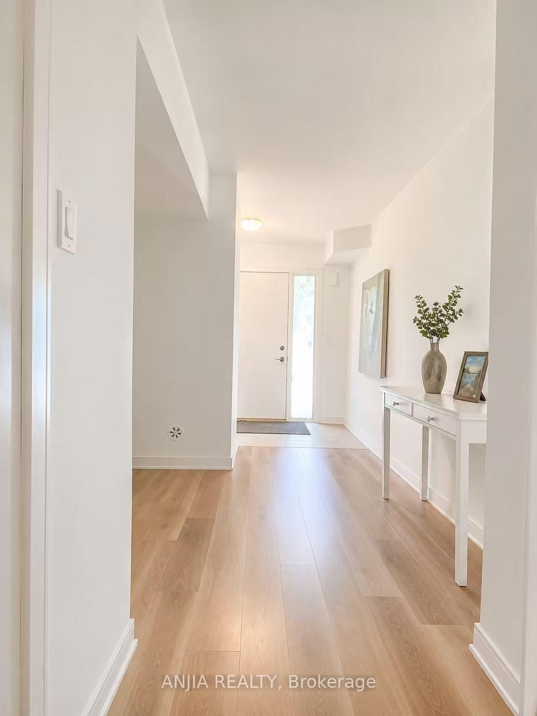 Photo 3 of 31 Red Maple Lane, Barrie, Innis-Shore — HOMEH