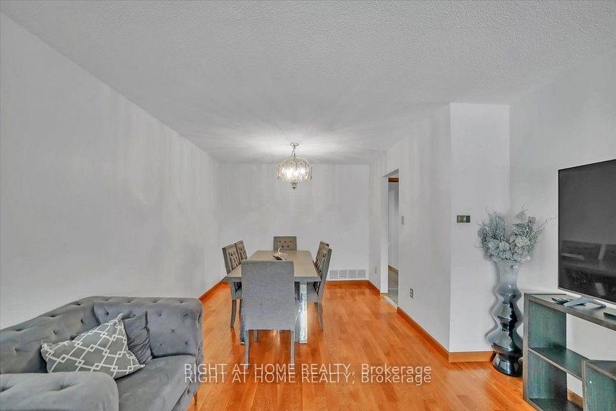 Photo 22 of 53 Agincourt Road, Vaughan, West Woodbridge — HOMEH