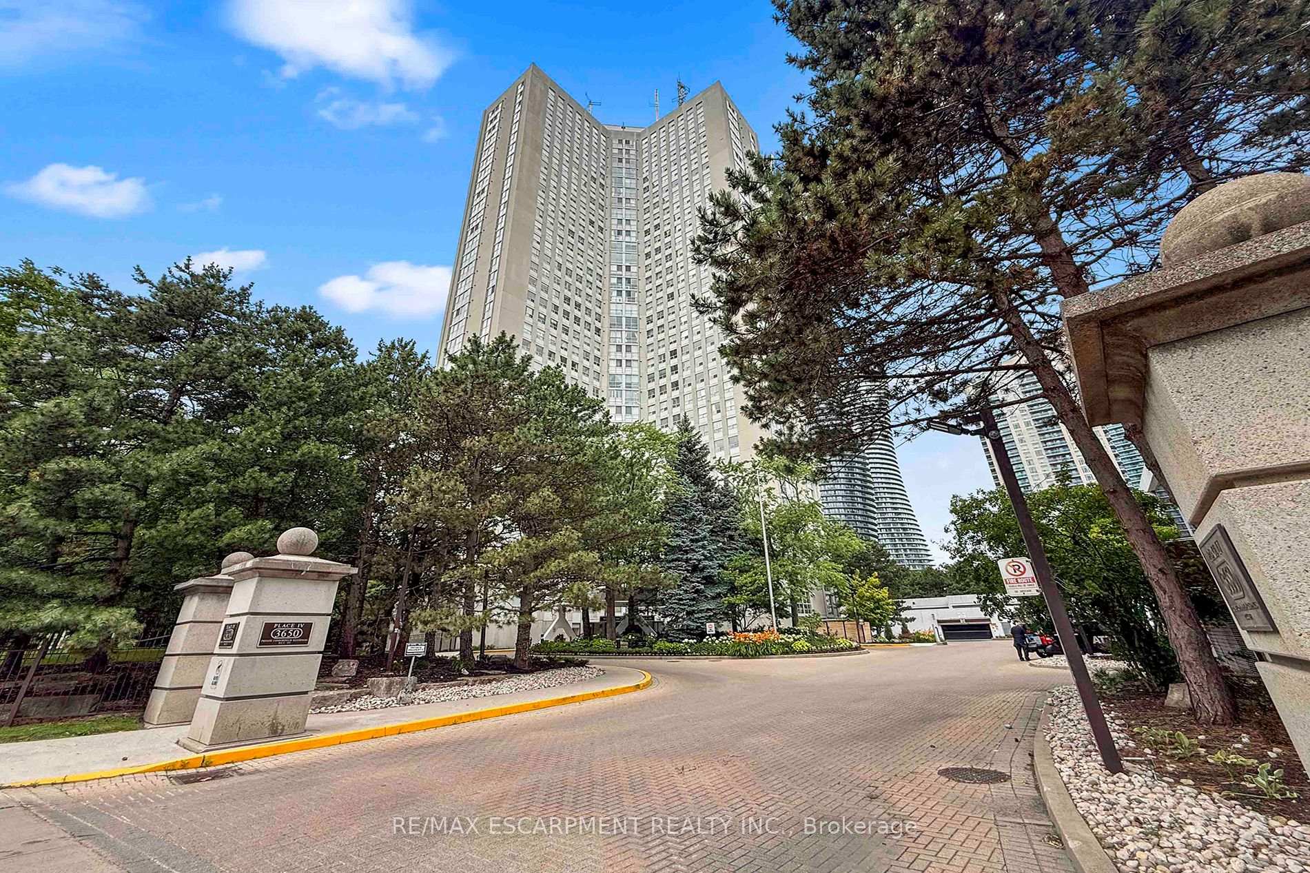 Photo of Unit 2804, 3650 Kaneff Crescent