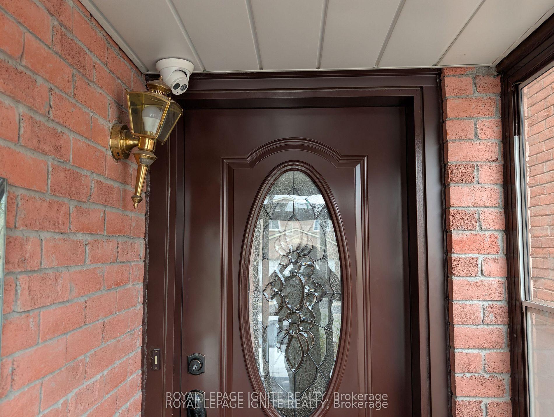 Photo 2 of 98 Chloe Crescent, Markham, Middlefield — HOMEH