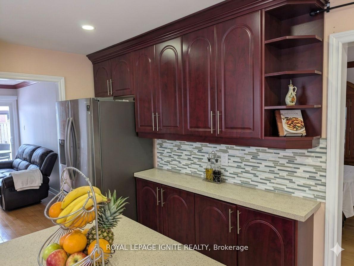 Photo 3 of 98 Chloe Crescent, Markham, Middlefield — HOMEH