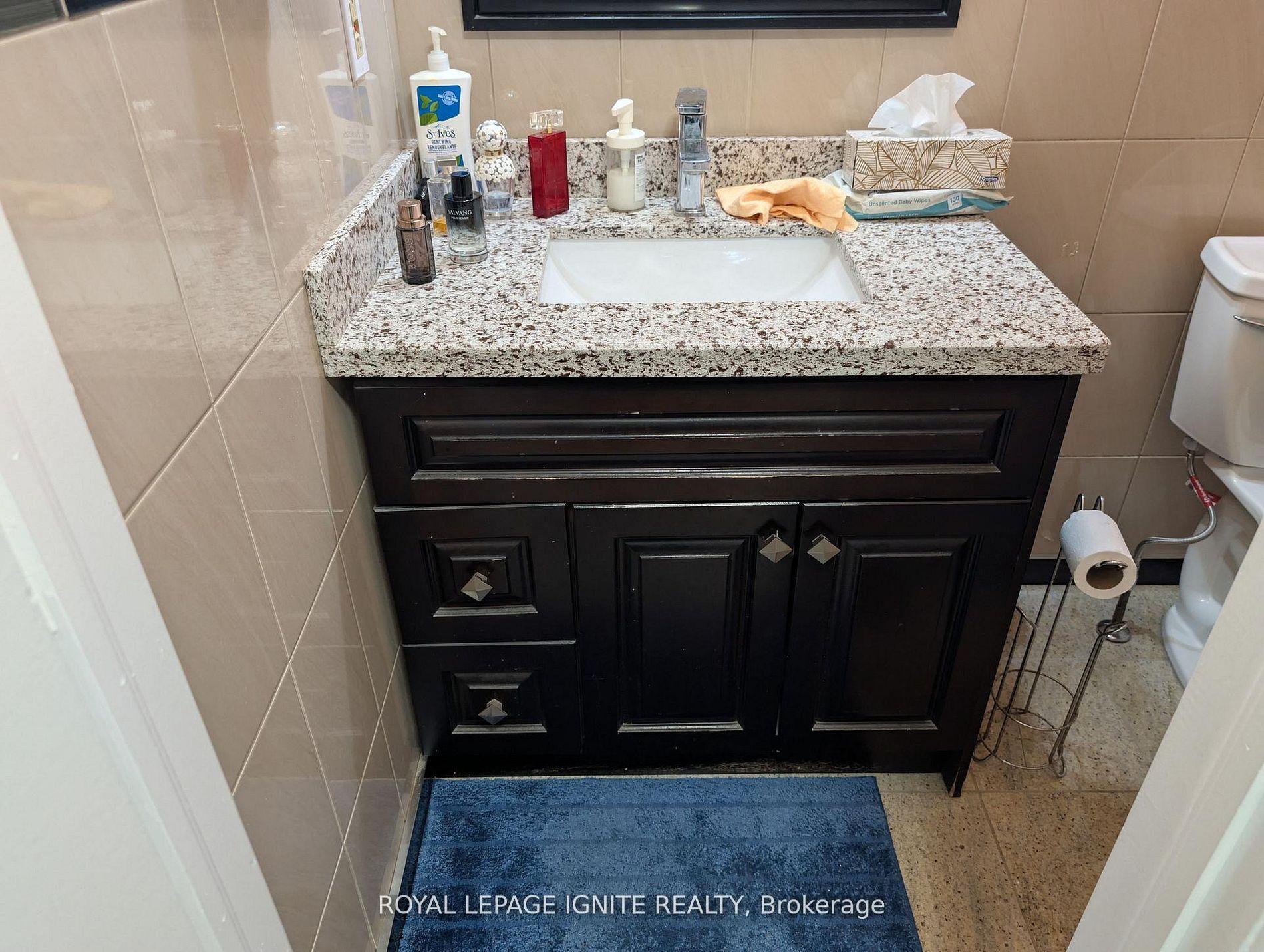 Photo 4 of 98 Chloe Crescent, Markham, Middlefield — HOMEH