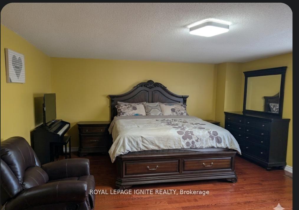Photo 12 of 98 Chloe Crescent, Markham, Middlefield — HOMEH