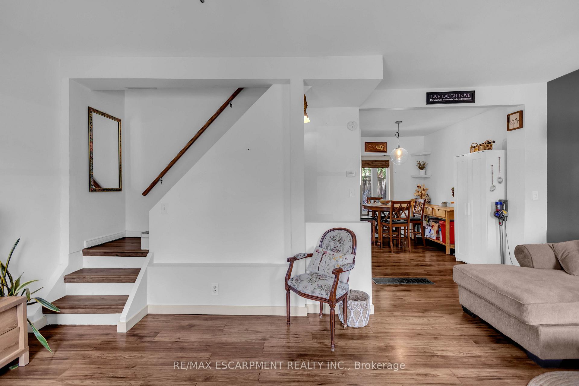 Photo 7 of 30 Sunset Avenue, Hamilton, Strathcona — HOMEH