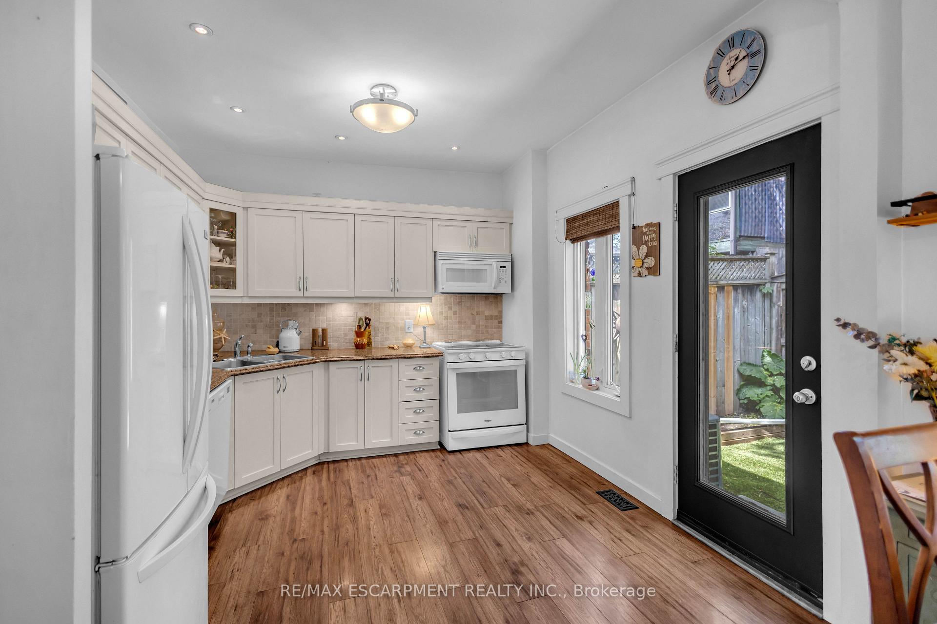 Photo 18 of 30 Sunset Avenue, Hamilton, Strathcona — HOMEH