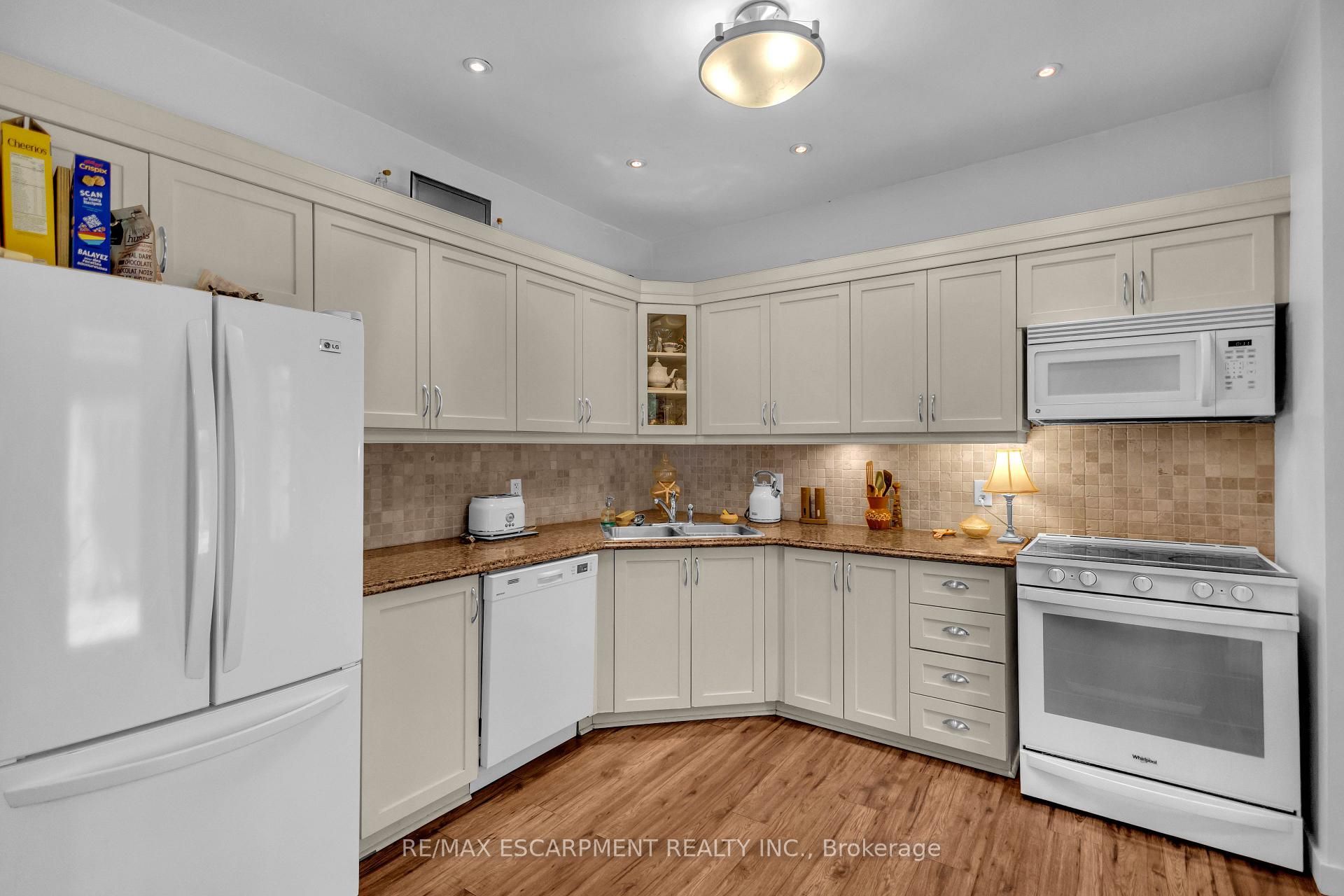 Photo 19 of 30 Sunset Avenue, Hamilton, Strathcona — HOMEH