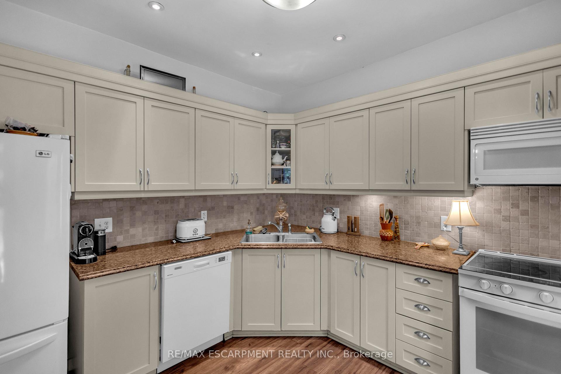 Photo 20 of 30 Sunset Avenue, Hamilton, Strathcona — HOMEH