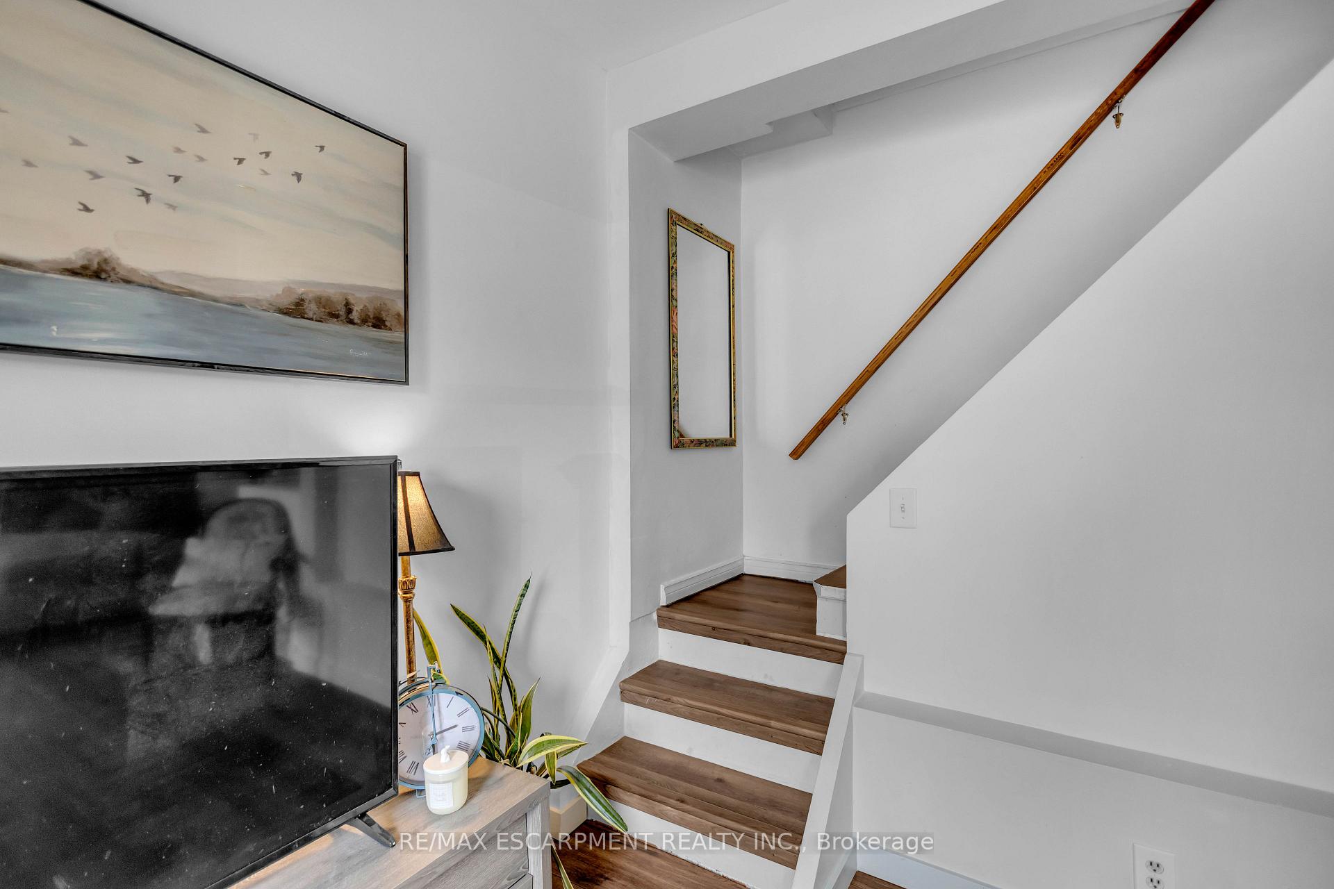 Photo 21 of 30 Sunset Avenue, Hamilton, Strathcona — HOMEH
