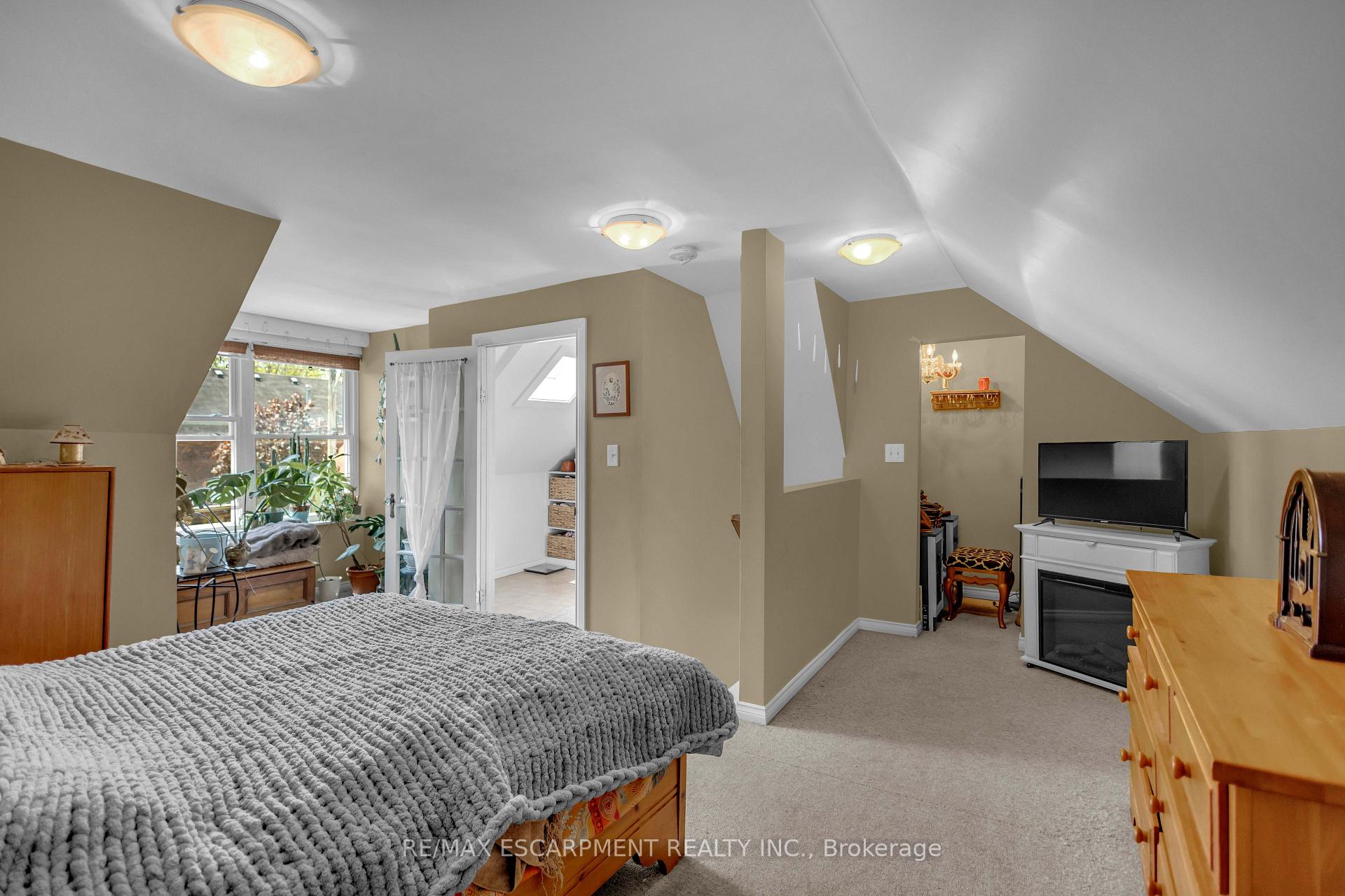 Photo 25 of 30 Sunset Avenue, Hamilton, Strathcona — HOMEH