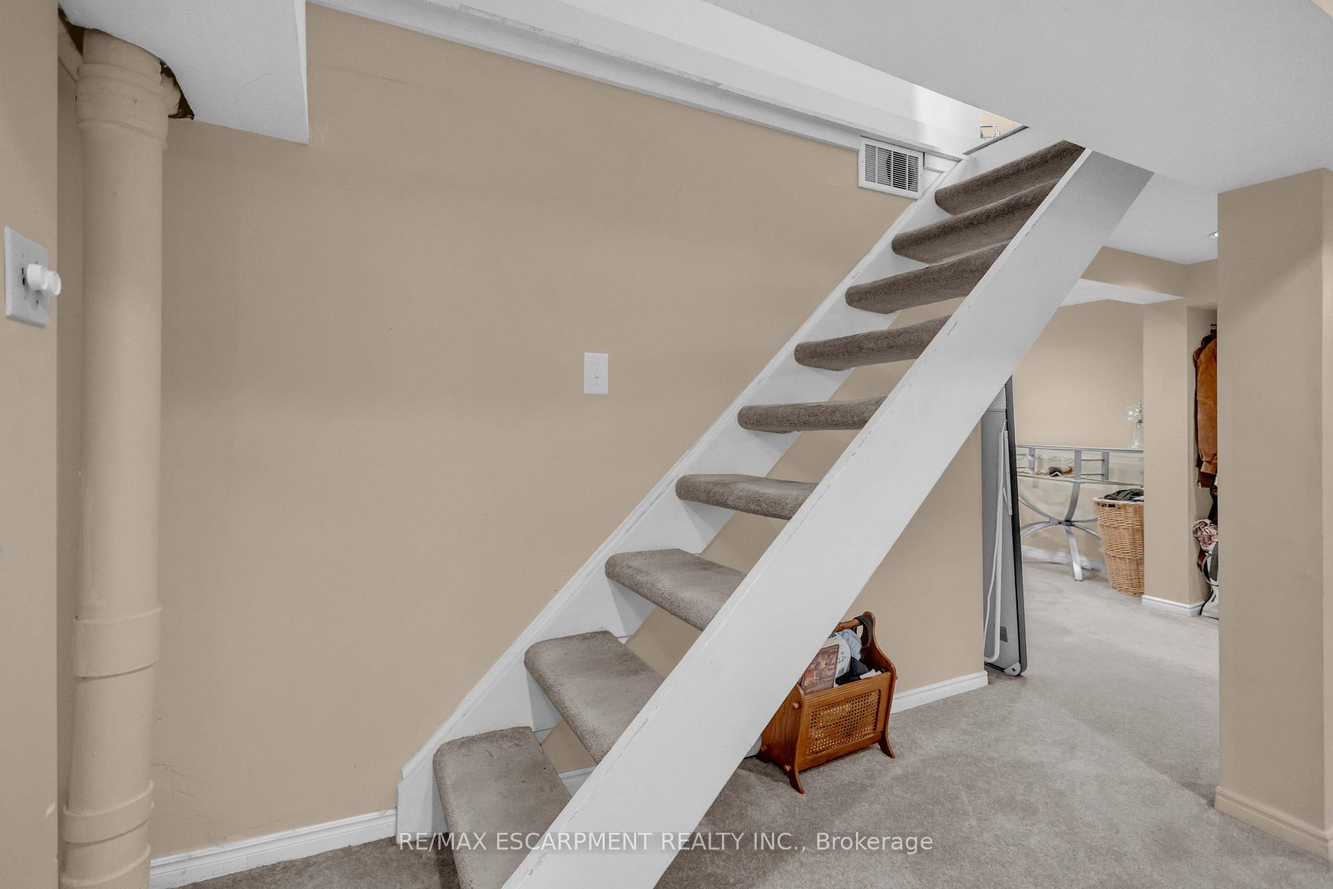 Photo 29 of 30 Sunset Avenue, Hamilton, Strathcona — HOMEH