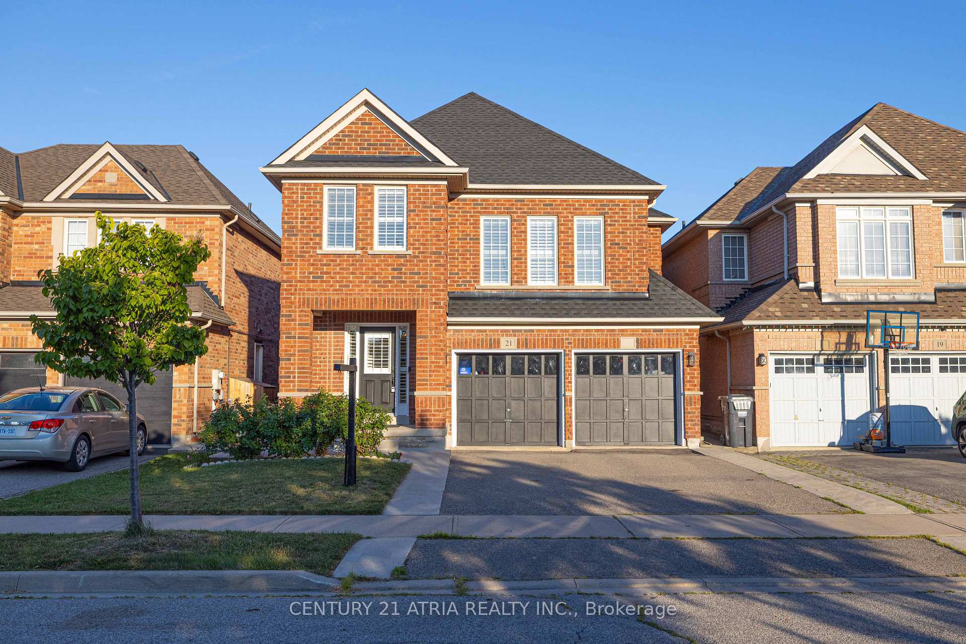 Photo 2 of 21 Treegrove Crescent, Brampton, Fletcher's Meadow — HOMEH