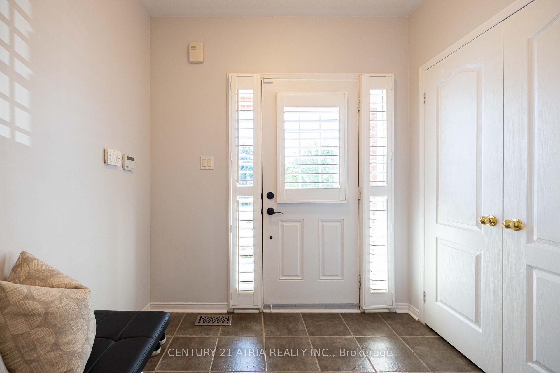 Photo 3 of 21 Treegrove Crescent, Brampton, Fletcher's Meadow — HOMEH
