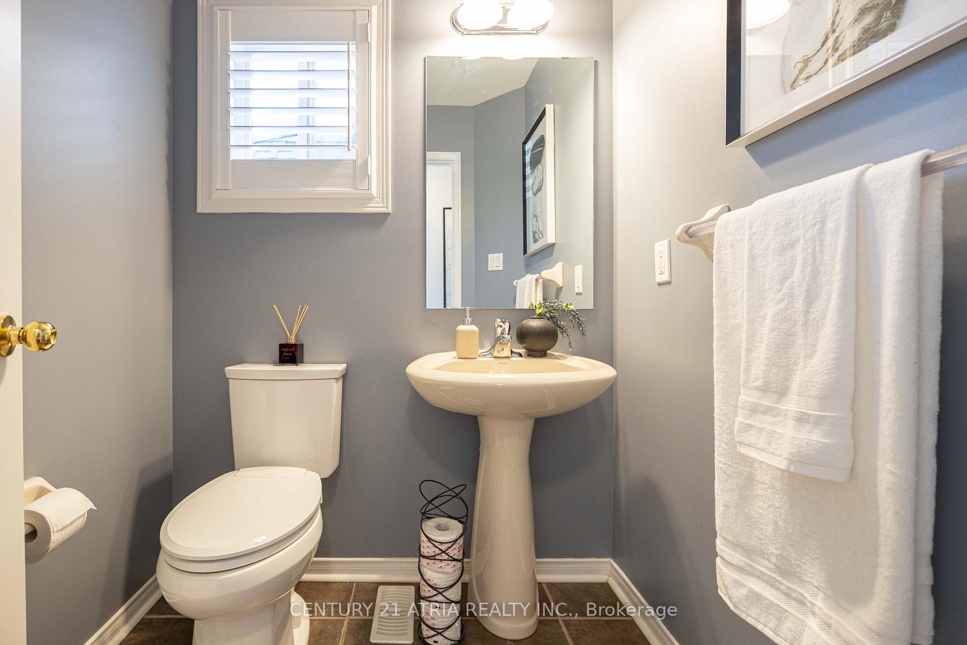 Photo 4 of 21 Treegrove Crescent, Brampton, Fletcher's Meadow — HOMEH