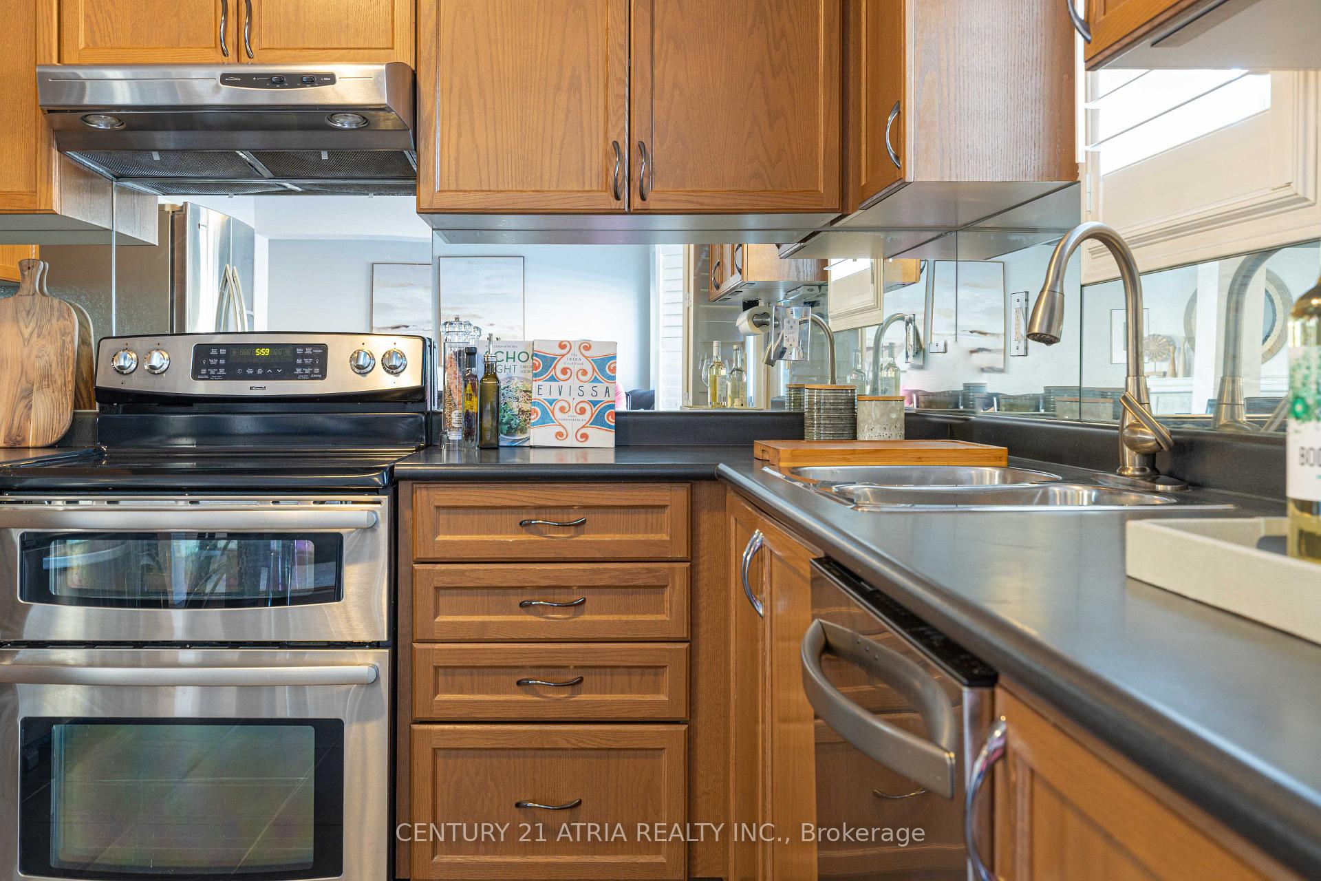 Photo 12 of 21 Treegrove Crescent, Brampton, Fletcher's Meadow — HOMEH