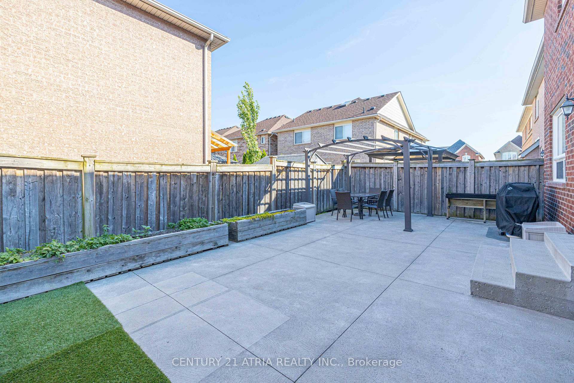 Photo 16 of 21 Treegrove Crescent, Brampton, Fletcher's Meadow — HOMEH