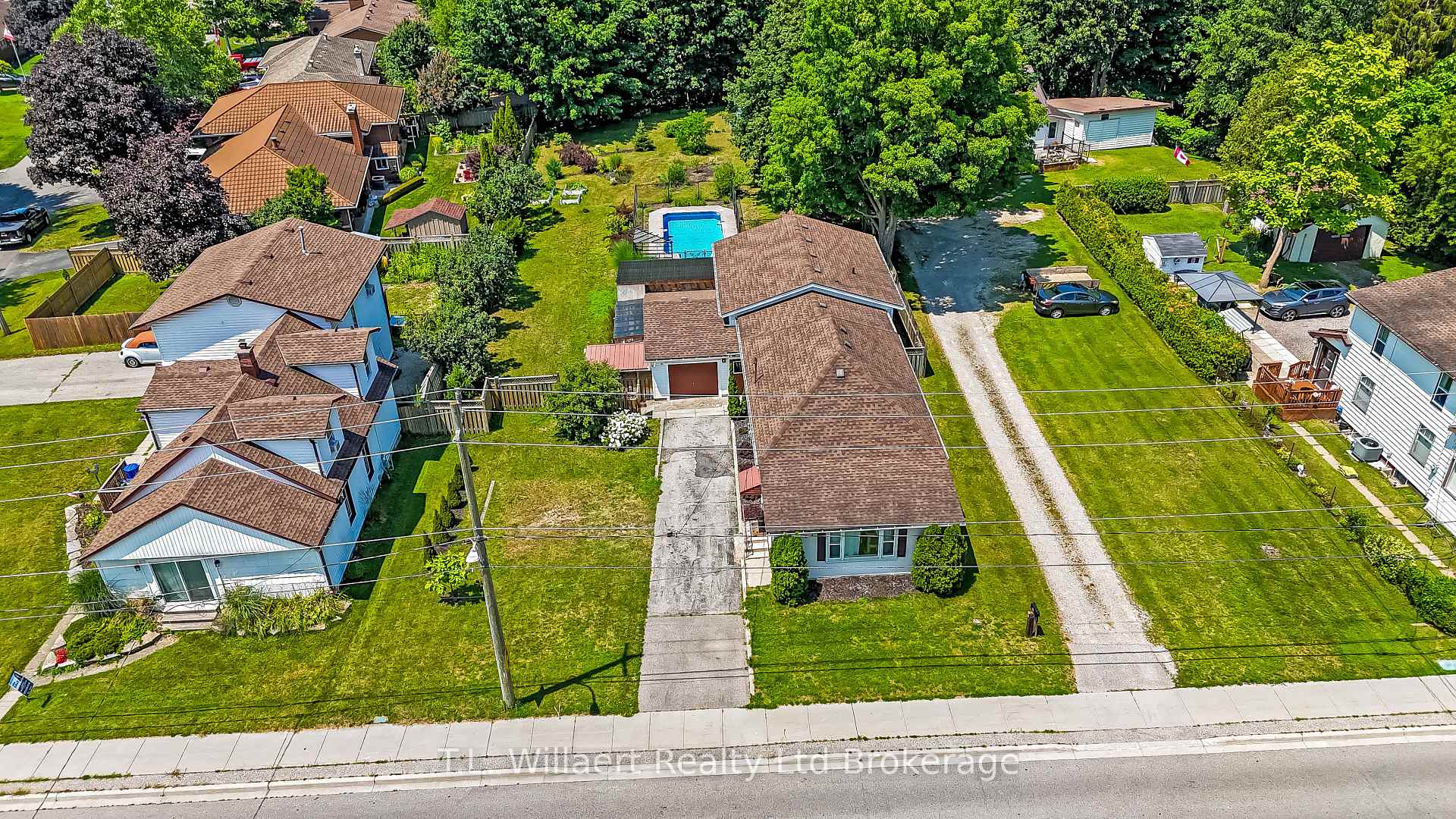 Photo 2 of 17 Potters Road, Tillsonburg — HOMEH