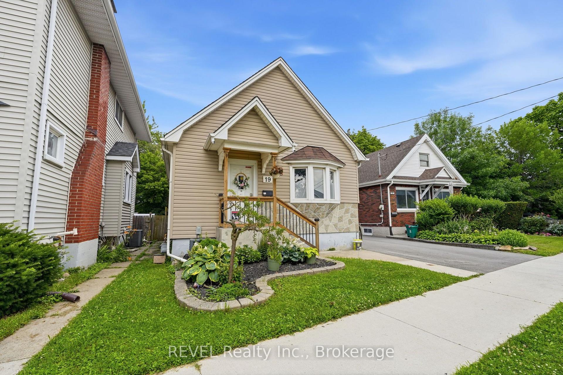 Photo 2 of 19 Leeper Street, St. Catharines, Western Hill — HOMEH