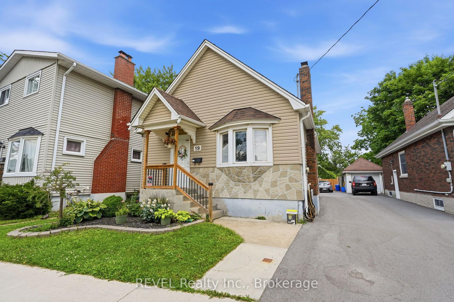 Photo 3 of 19 Leeper Street, St. Catharines, Western Hill — HOMEH