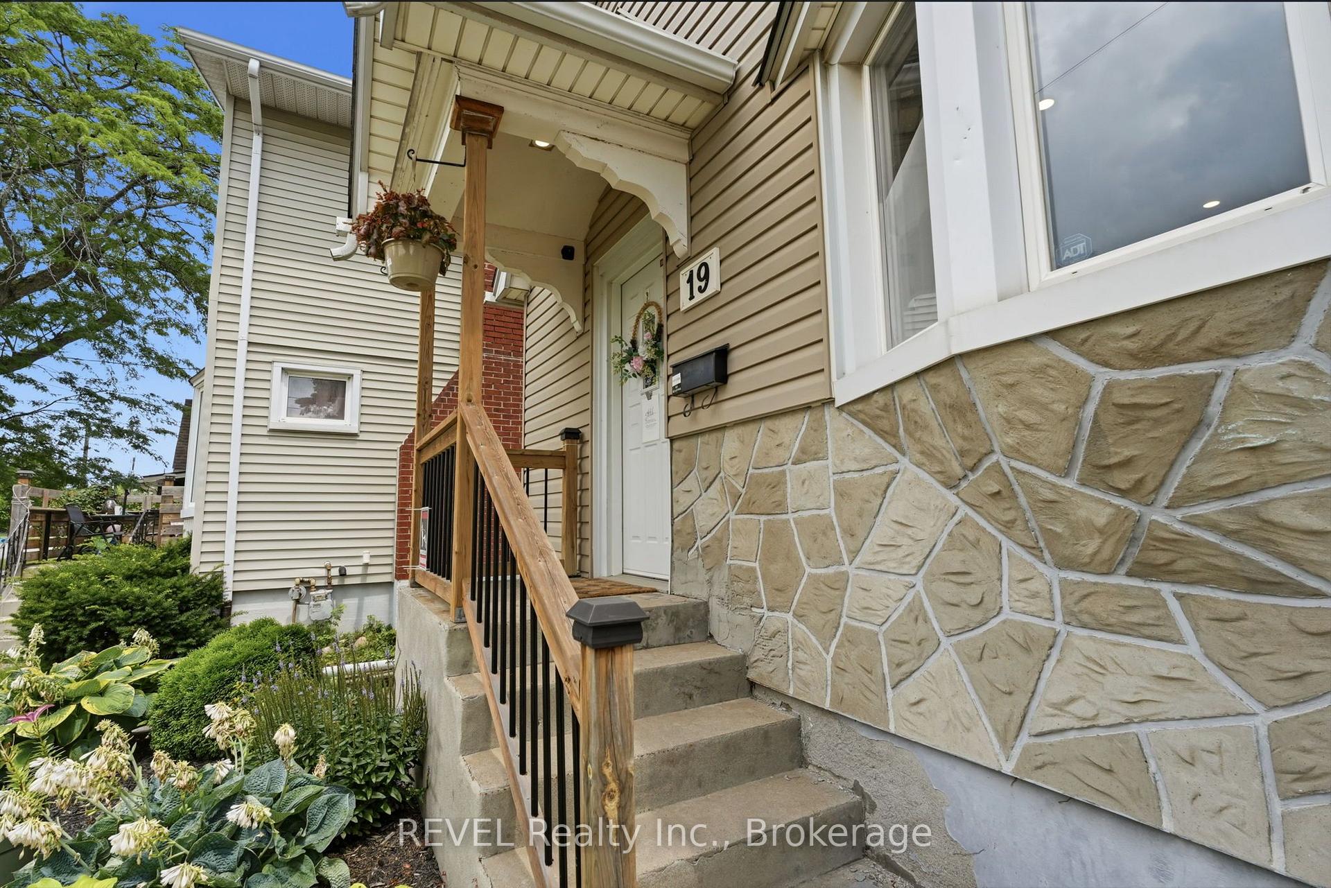 Photo 4 of 19 Leeper Street, St. Catharines, Western Hill — HOMEH
