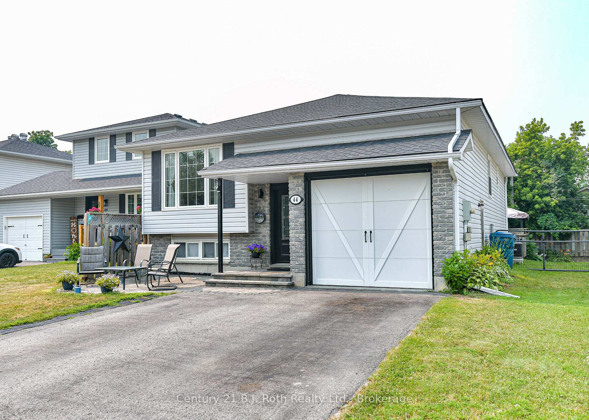 Front of 44 Courtney Crescent W
