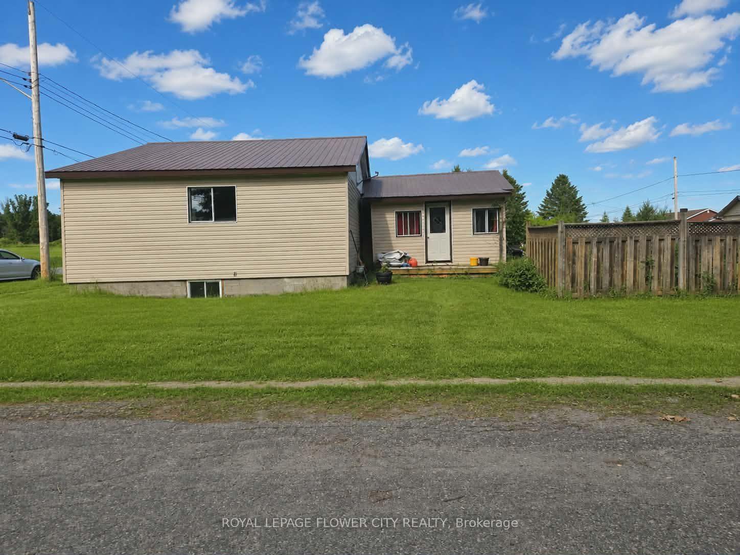 Photo 3 of 14 St Thomas Street E, Markstay-Warren — HOMEH