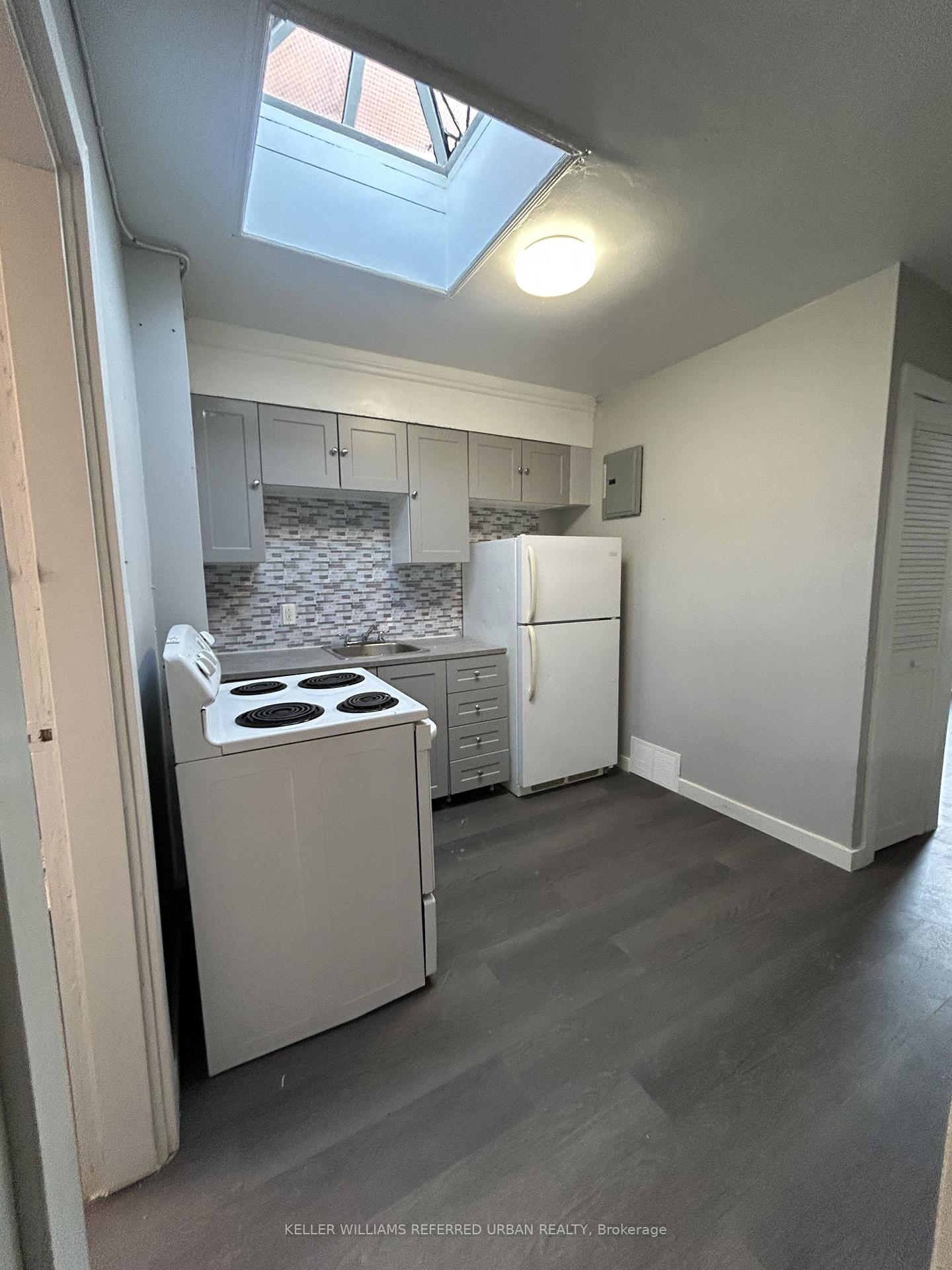 Photo 3 of Unit 5, 10140 Yonge Street, Richmond Hill, Mill Pond — HOMEH