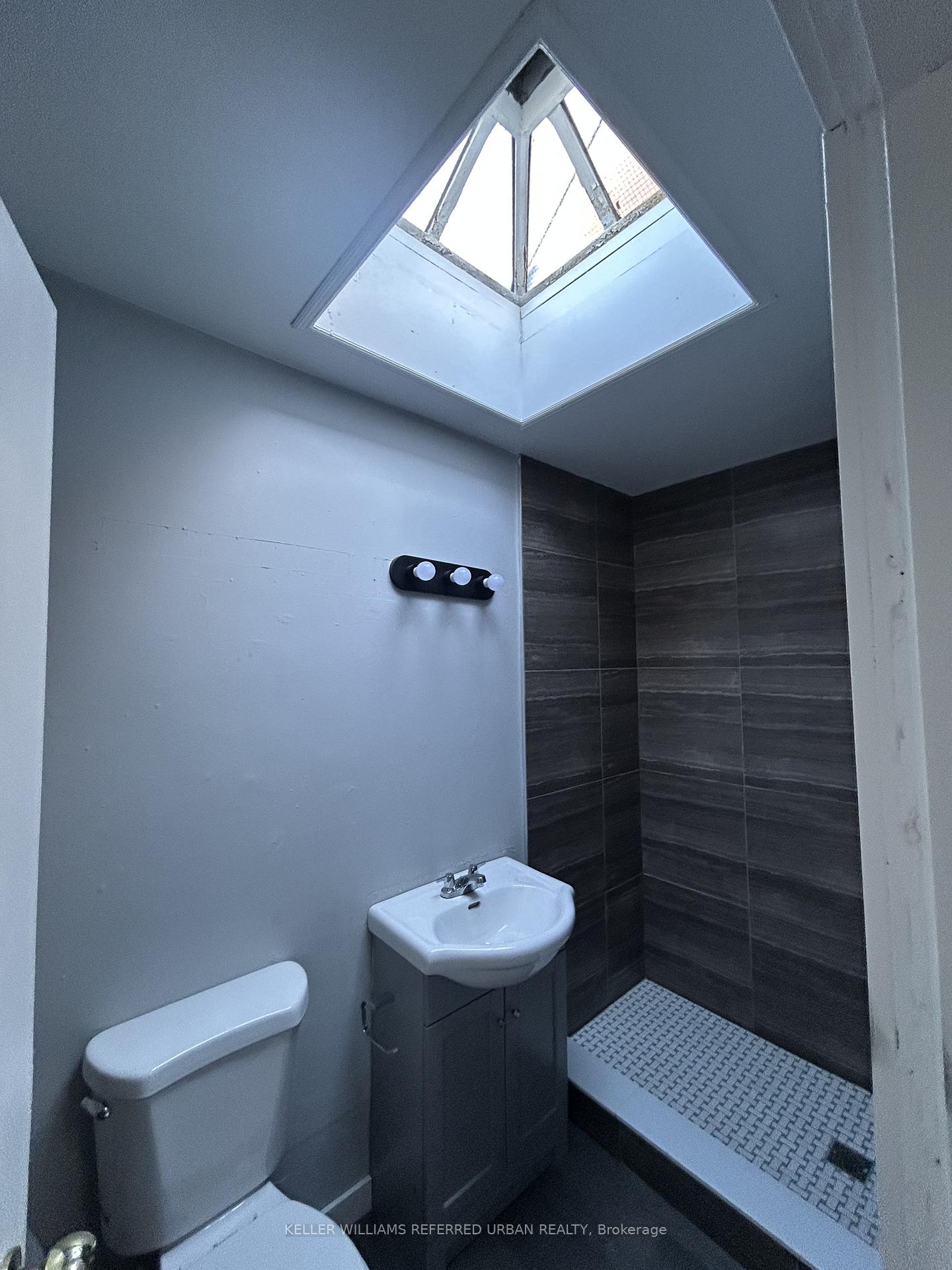 Photo 10 of Unit 5, 10140 Yonge Street, Richmond Hill, Mill Pond — HOMEH