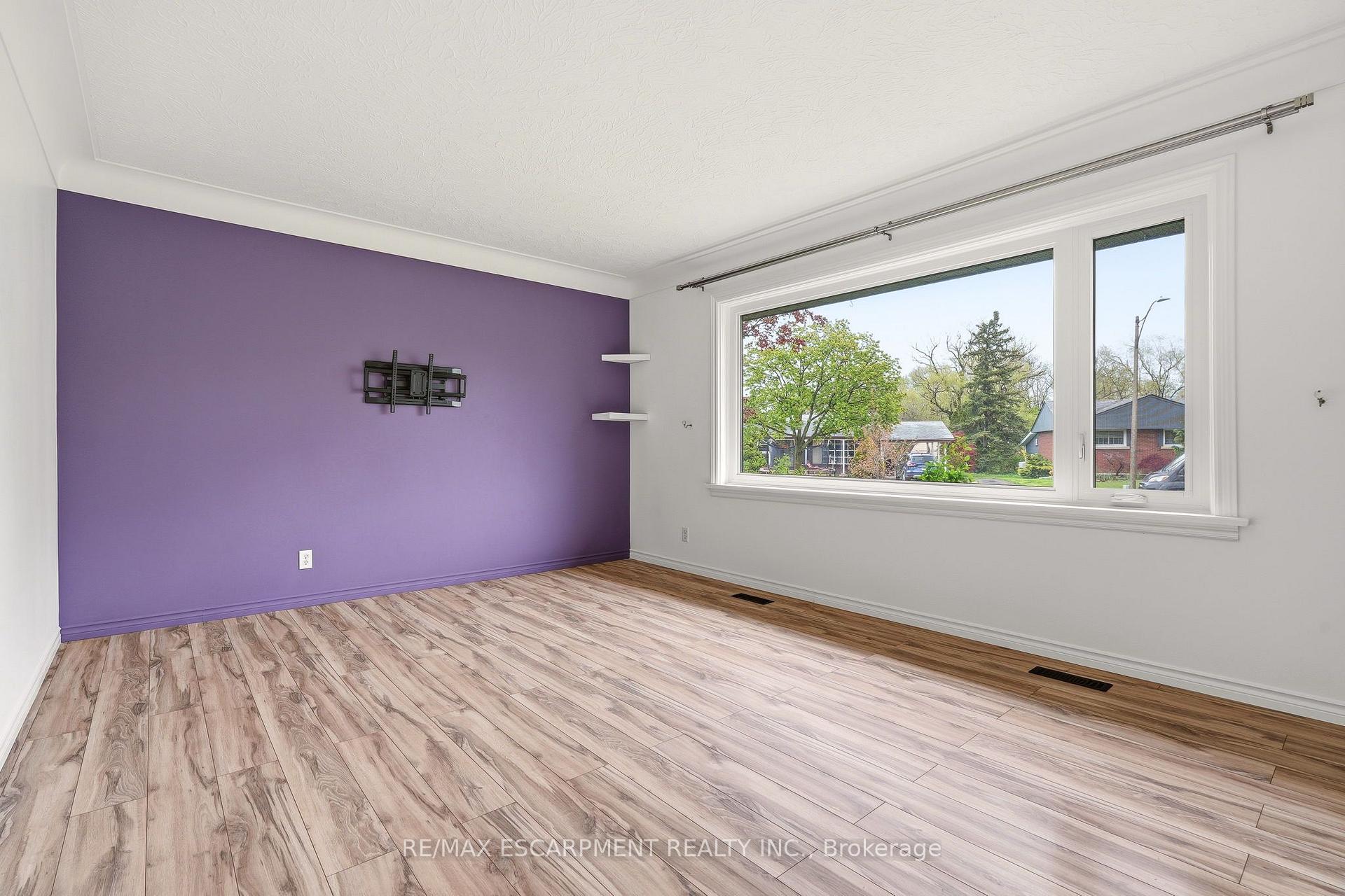Photo 5 of 25 Briarsdale Drive, St. Catharines, Glendale/Glenridge — HOMEH