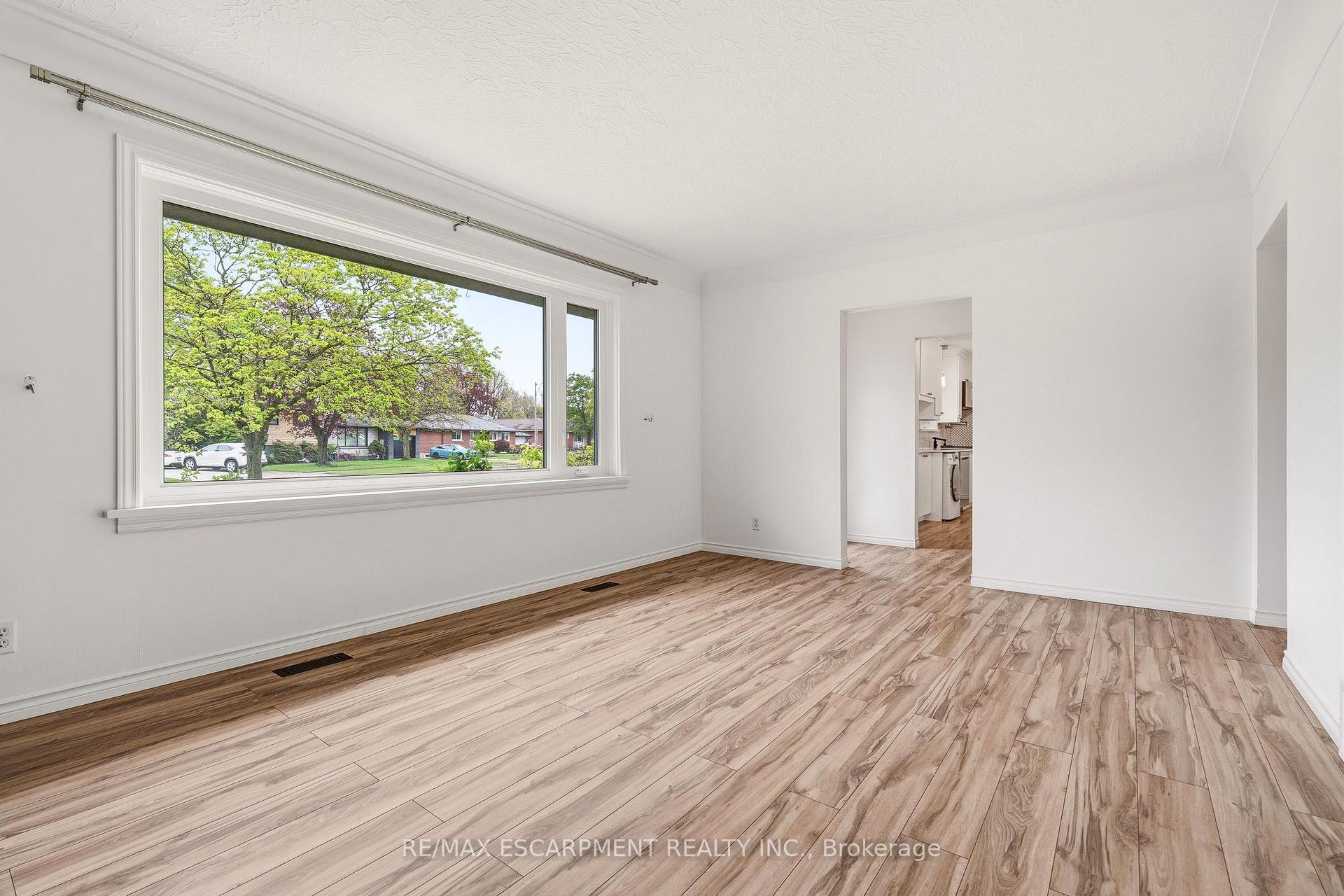 Photo 8 of 25 Briarsdale Drive, St. Catharines, Glendale/Glenridge — HOMEH