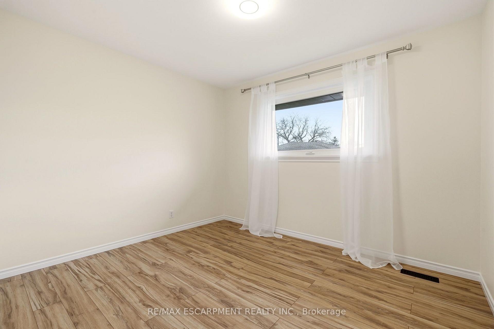 Photo 14 of 25 Briarsdale Drive, St. Catharines, Glendale/Glenridge — HOMEH
