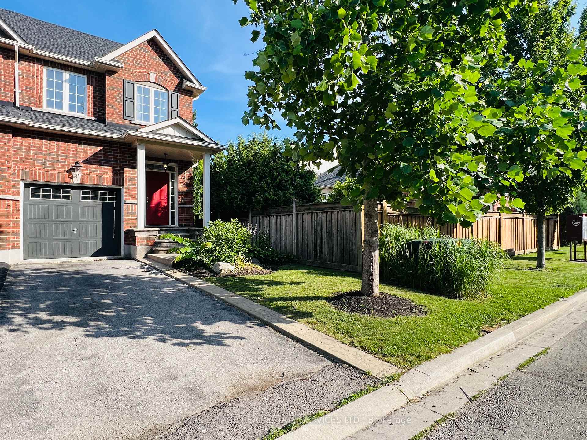 Photo 3 of 155 Truedell Circle, Hamilton, Waterdown — HOMEH