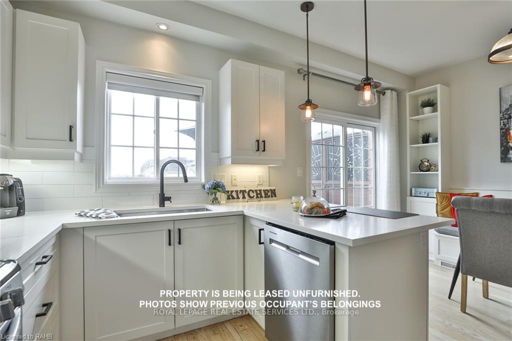 Photo 11 of 155 Truedell Circle, Hamilton, Waterdown — HOMEH