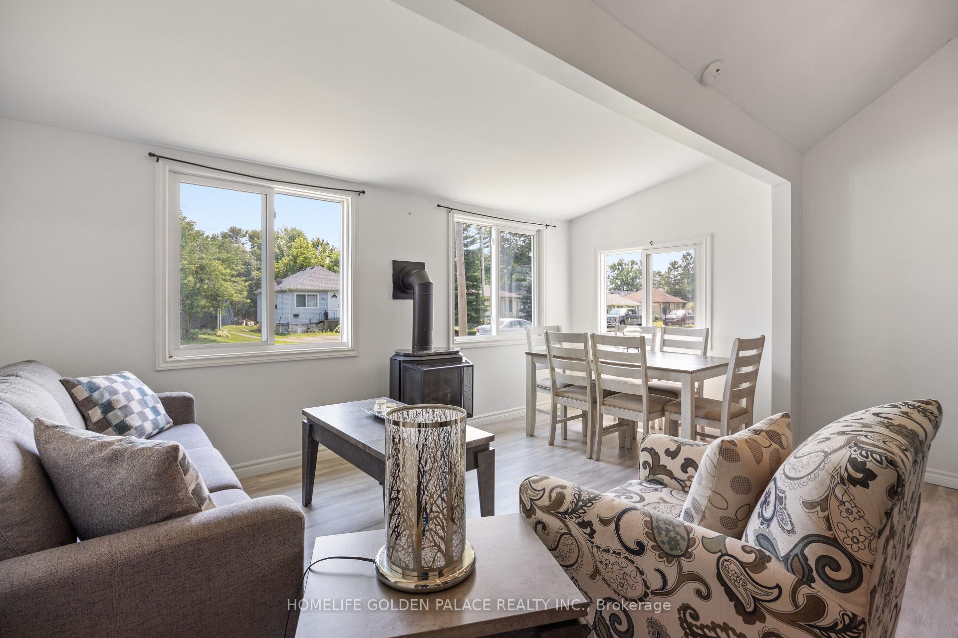 Photo 3 of 194 Beach Road, Georgina, Keswick North — HOMEH