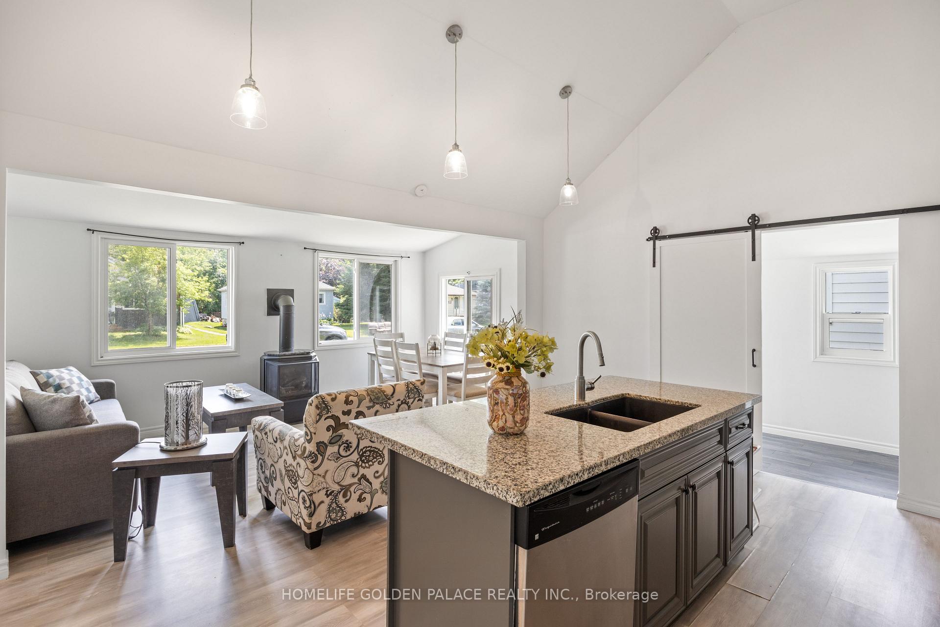 Photo 5 of 194 Beach Road, Georgina, Keswick North — HOMEH