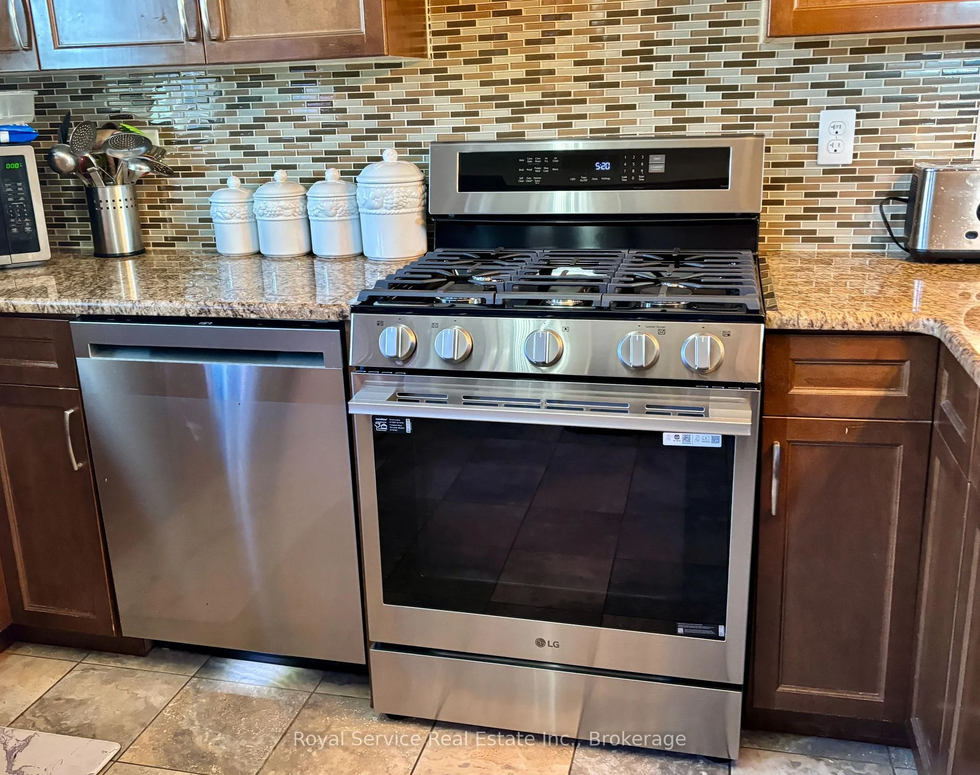 Photo 6 of 1221 Ashland Drive, Cobourg — HOMEH