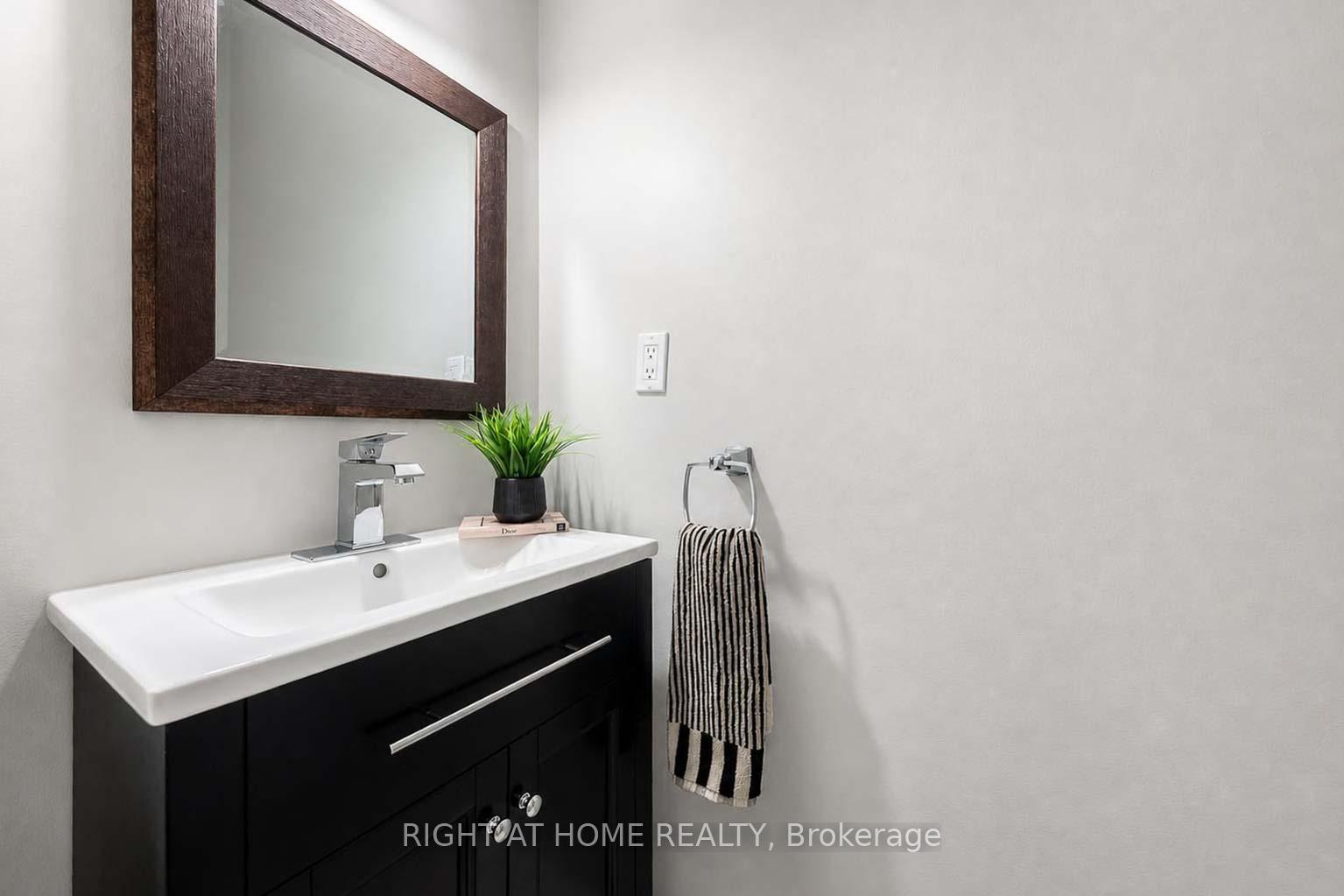 Photo 4 of Unit 204, 23 Observatory Lane, Richmond Hill, Observatory — HOMEH