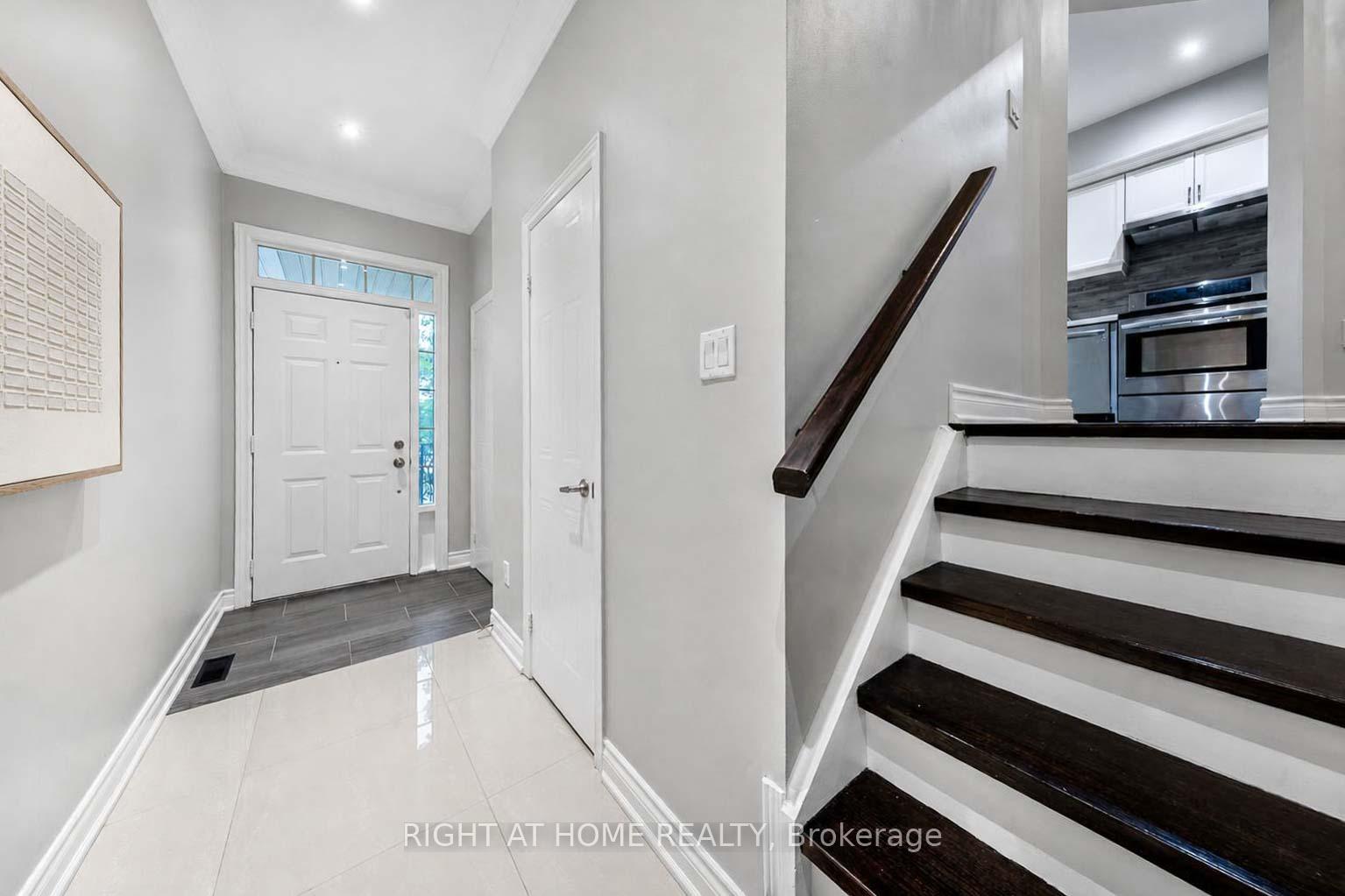 Photo 5 of Unit 204, 23 Observatory Lane, Richmond Hill, Observatory — HOMEH