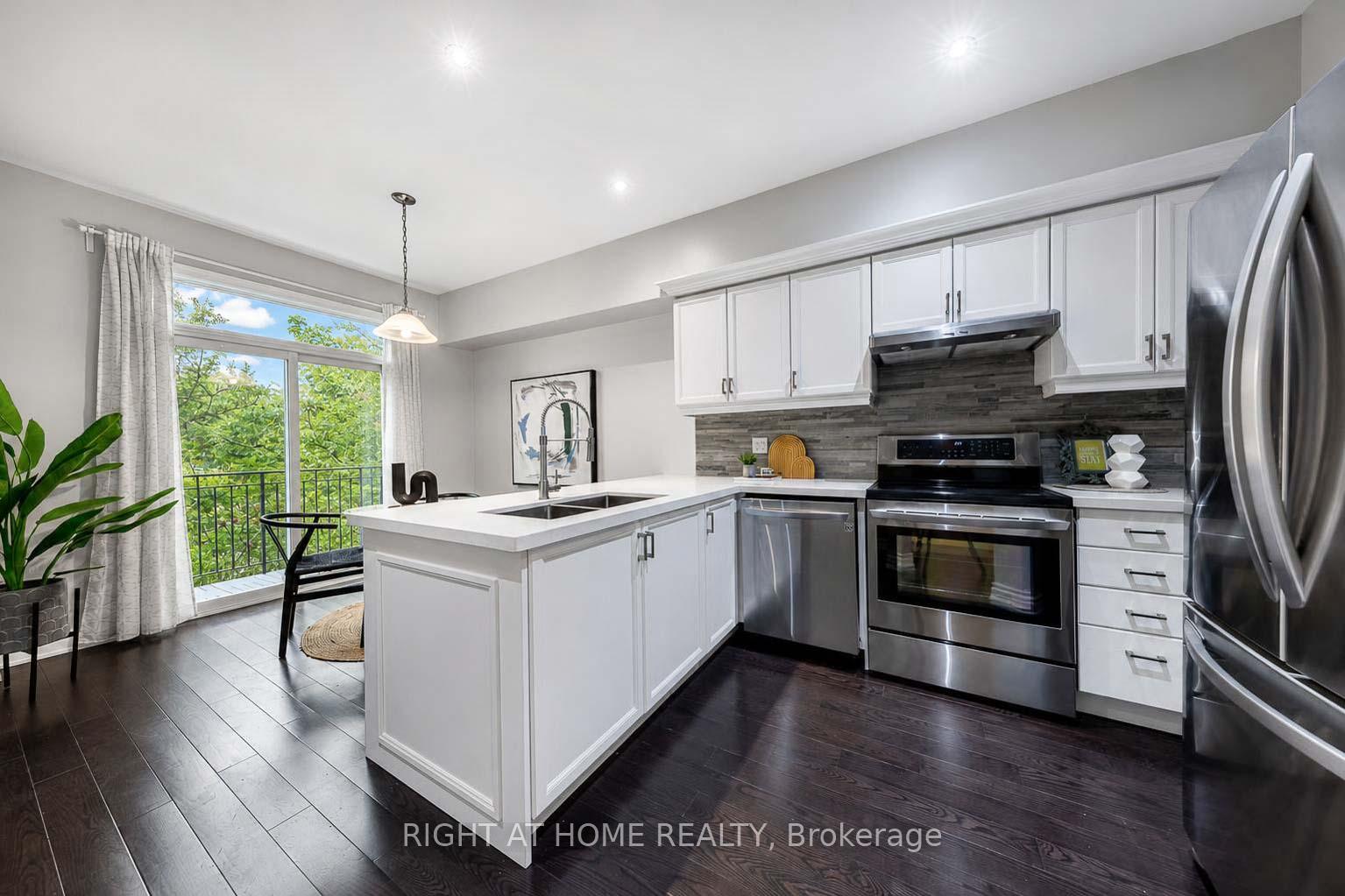Photo 6 of Unit 204, 23 Observatory Lane, Richmond Hill, Observatory — HOMEH