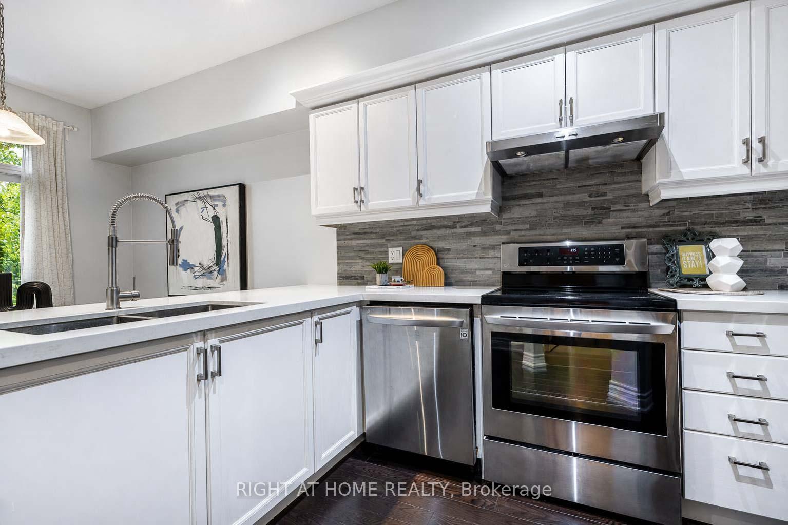 Photo 8 of Unit 204, 23 Observatory Lane, Richmond Hill, Observatory — HOMEH