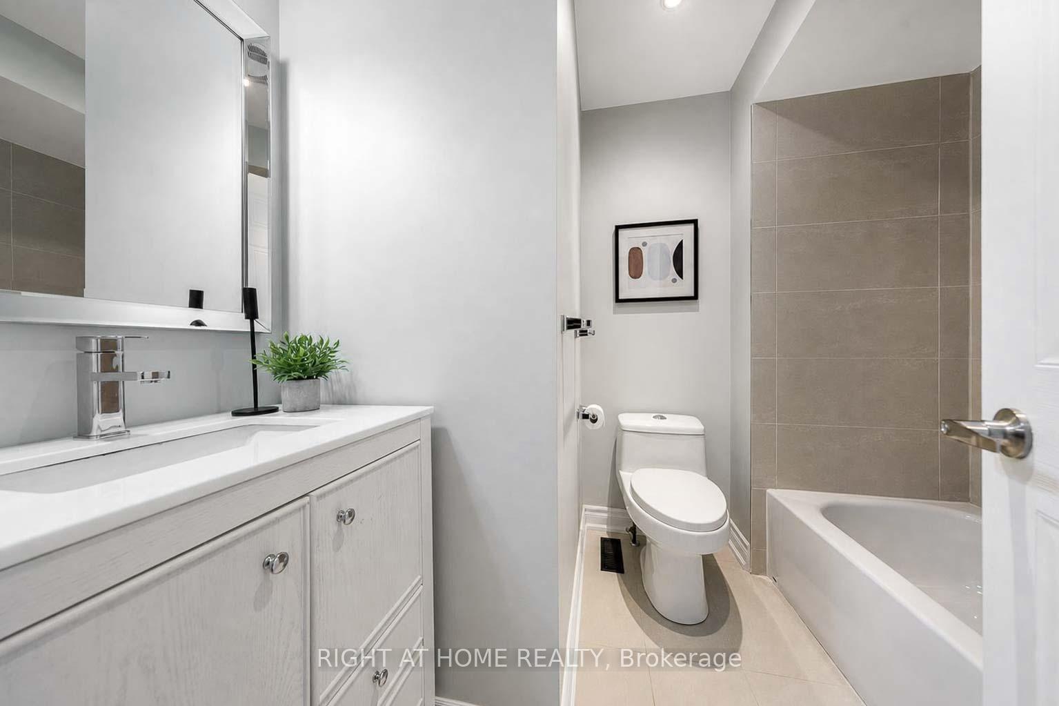 Photo 23 of Unit 204, 23 Observatory Lane, Richmond Hill, Observatory — HOMEH