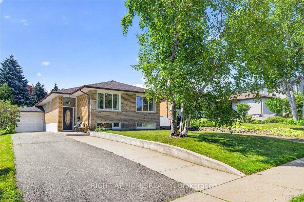 Photo 3 of 90 Renault Crescent, Etobicoke, Humber Heights — HOMEH