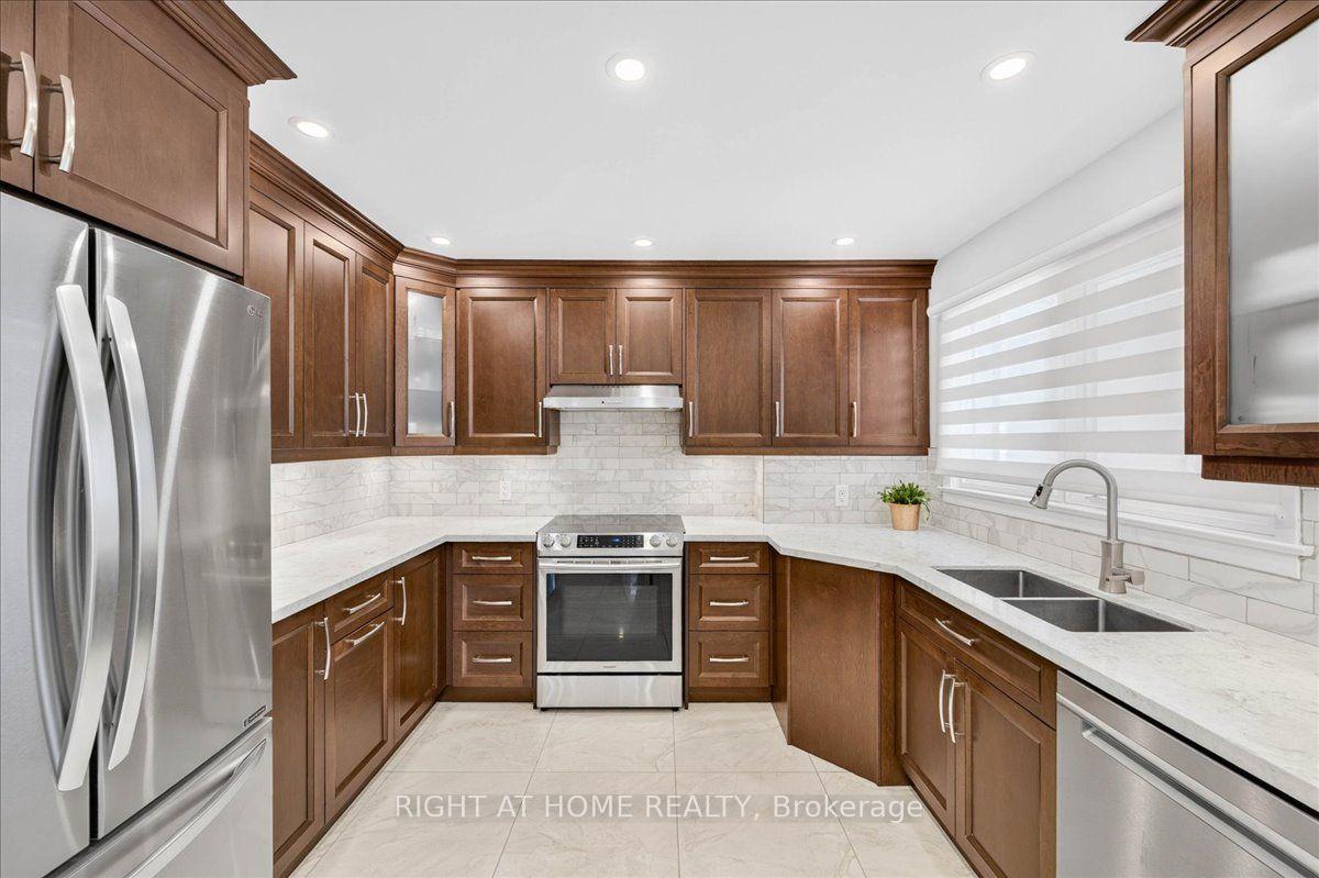 Photo 17 of 90 Renault Crescent, Etobicoke, Humber Heights — HOMEH