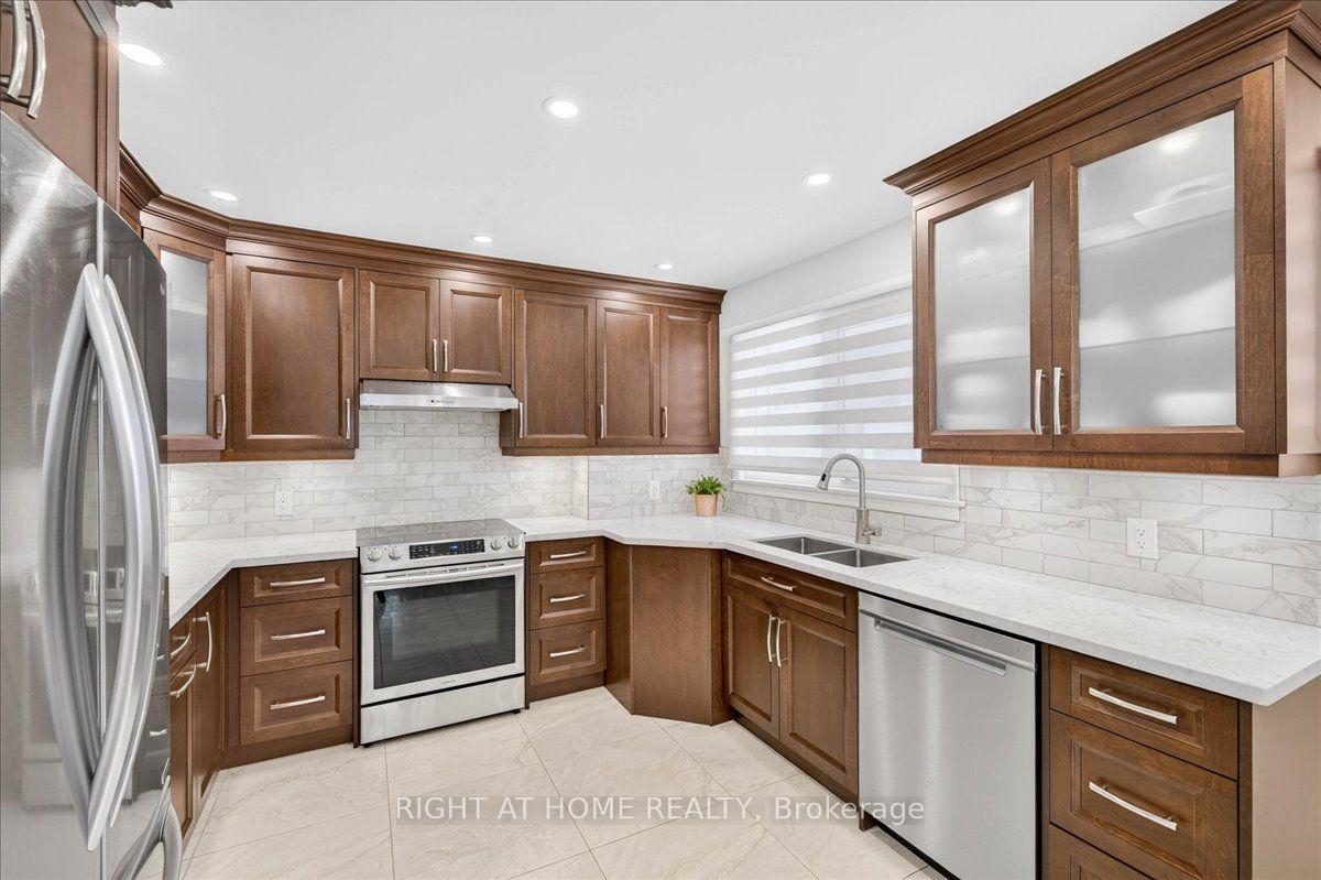 Photo 18 of 90 Renault Crescent, Etobicoke, Humber Heights — HOMEH