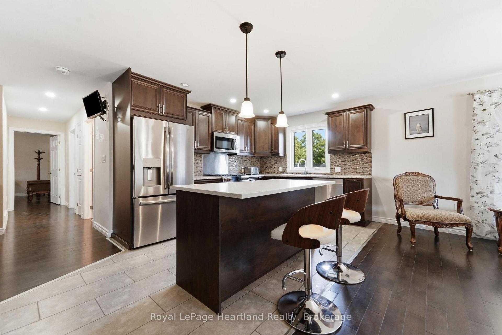 Photo 3 of 62 Victoria Boulevard, Huron East, Vanastra — HOMEH