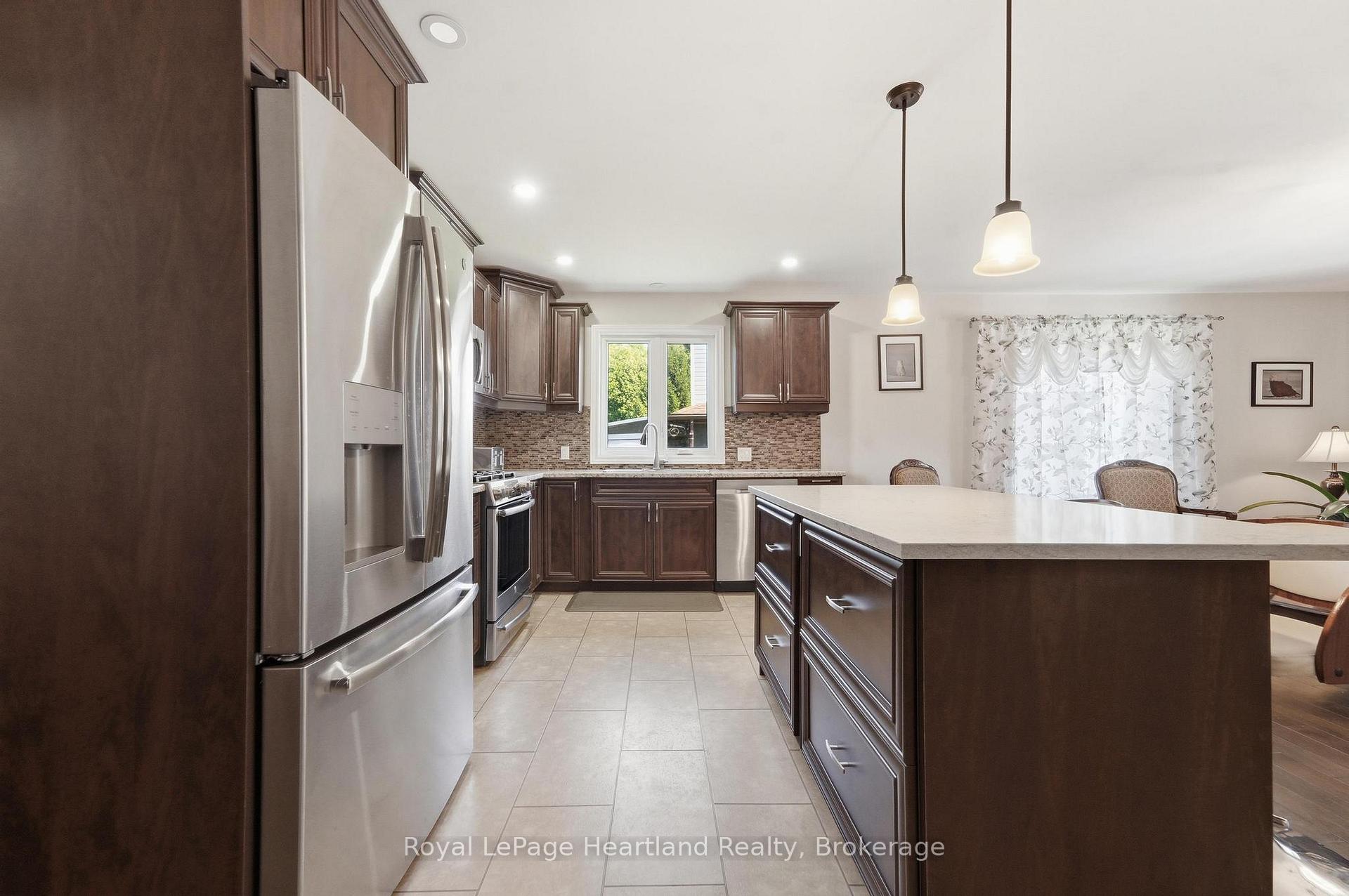 Photo 4 of 62 Victoria Boulevard, Huron East, Vanastra — HOMEH